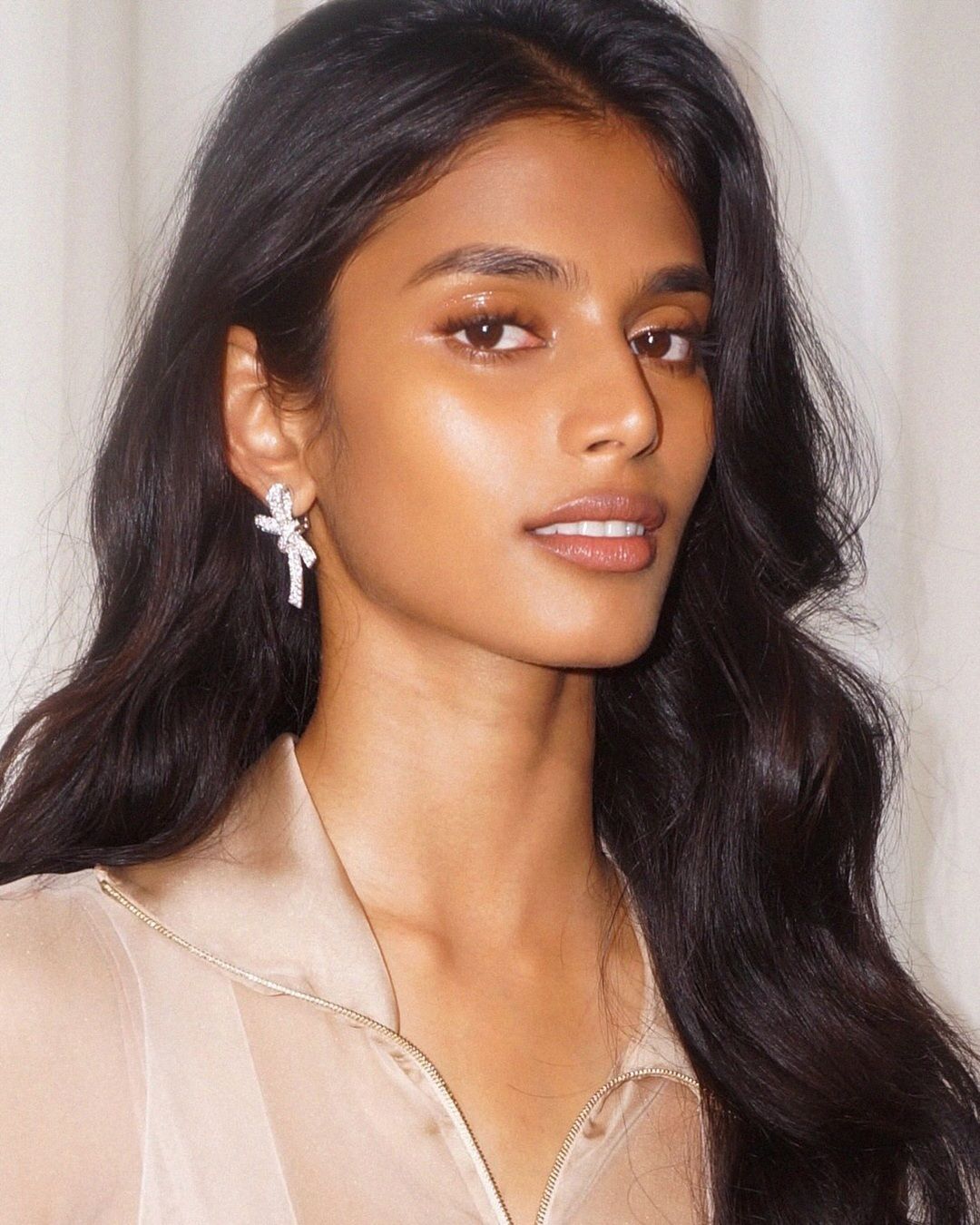 Cosa racconta il trend della Rich Girl Skin, o pelle da ragazza ricca Apologia di un look che invita a riflettere sul ruolo del make-up