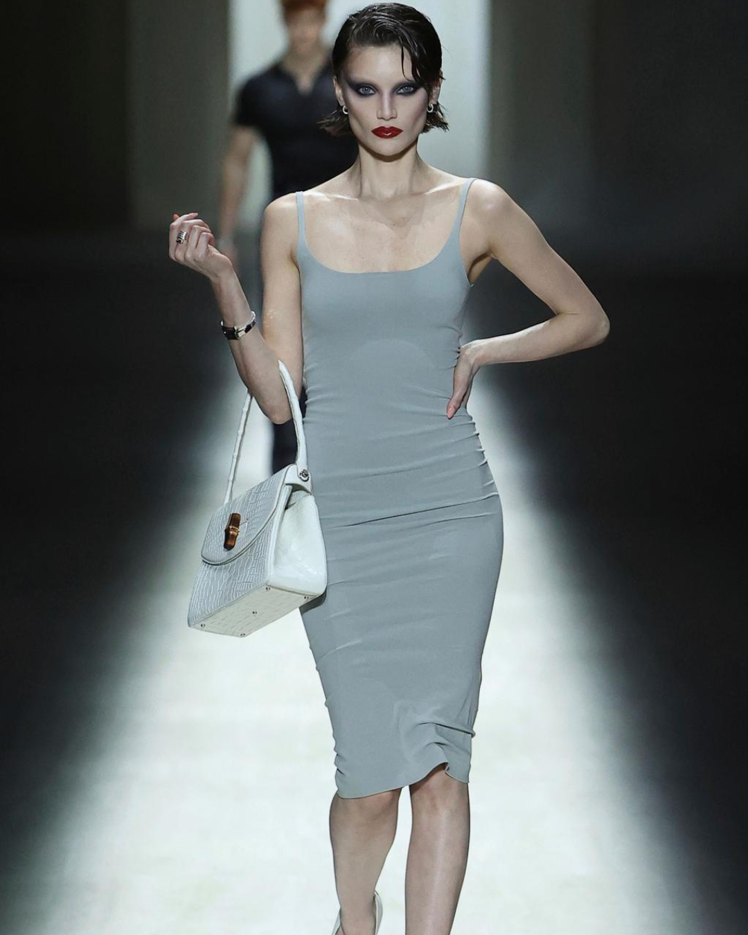 Storia e ritorno del tube dress Il controverso figlio del corsetto