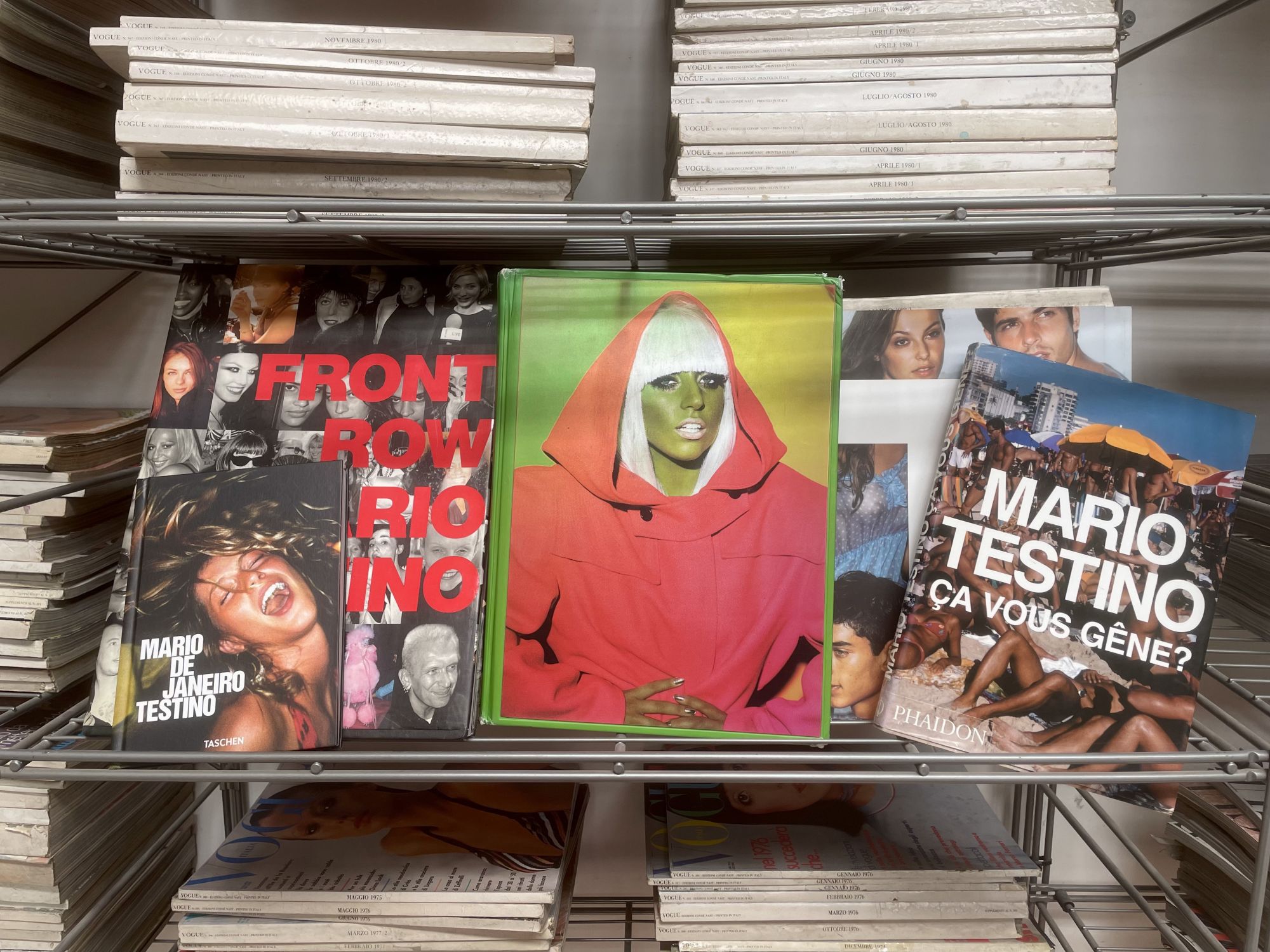 Milano fashion library presenta Mario Testino: a published history La mostra, aperta dal 20 al 24 giugno, ripercorrerà quarant'anni di carriera di Testino attraverso la carta stampata | Image 621313