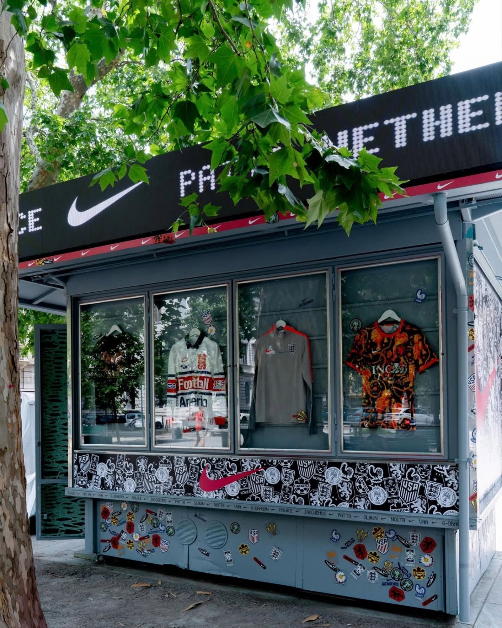 Nike ha svelato la sua collezione X2 a Milano Allestendo un'edicola temporanea in Piazzale Lavater