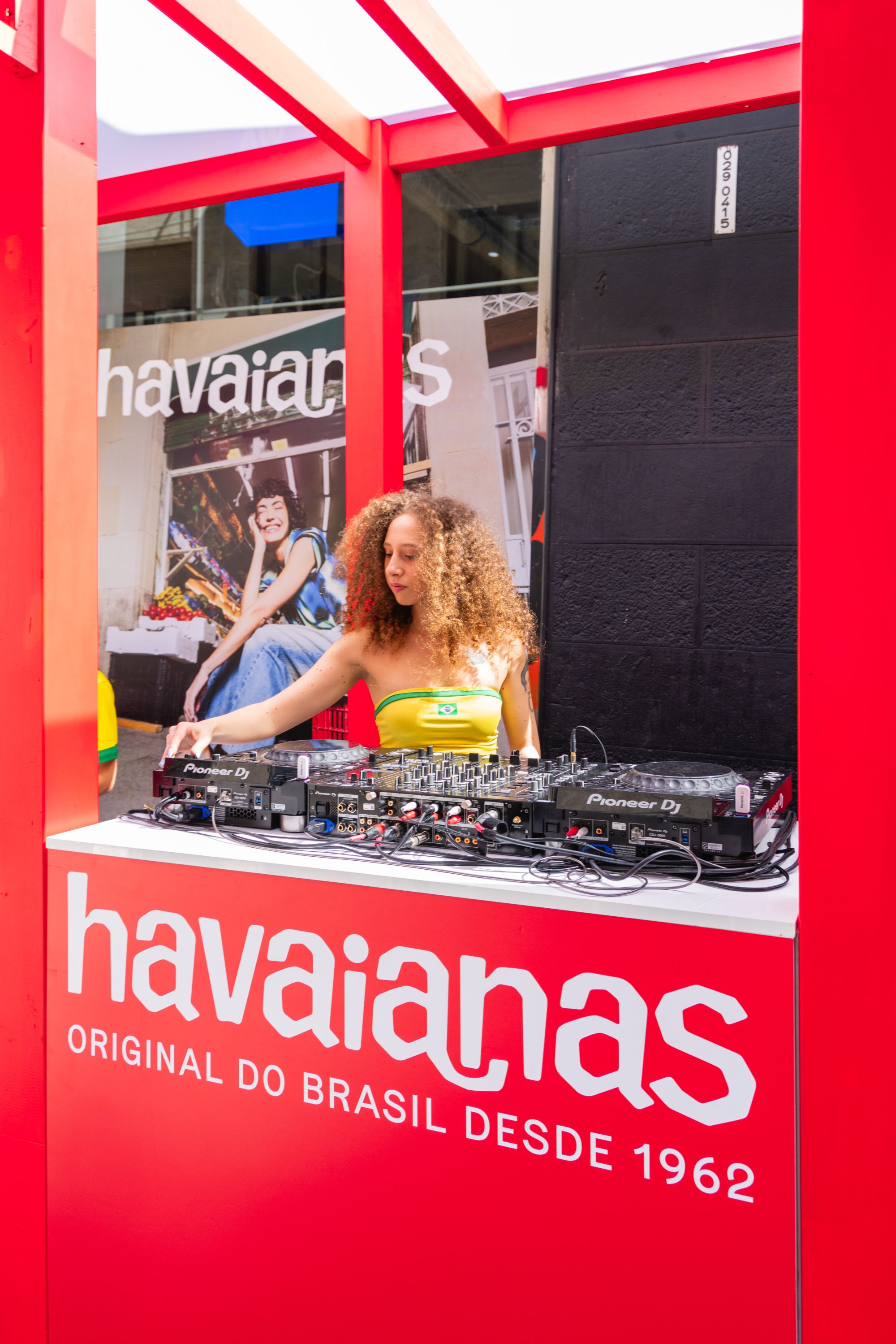 After Milan, Havaianas and AW LAB bring 'Brasilidade' to the heart of Naples Summer is full of creativity with Havaianas and AW LAB, also in the Neapolitan capital | Image 622058
