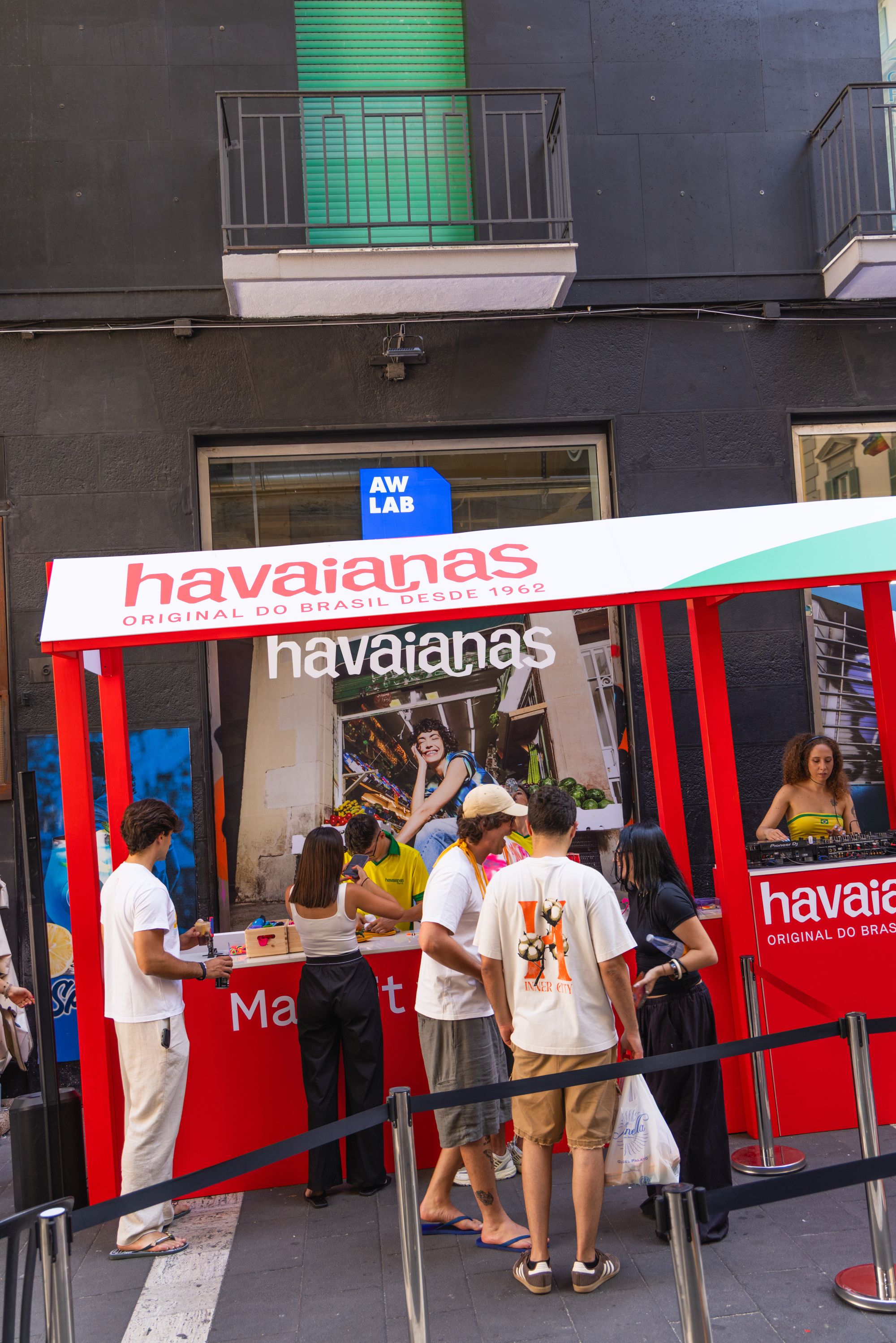 After Milan, Havaianas and AW LAB bring 'Brasilidade' to the heart of Naples Summer is full of creativity with Havaianas and AW LAB, also in the Neapolitan capital | Image 622063
