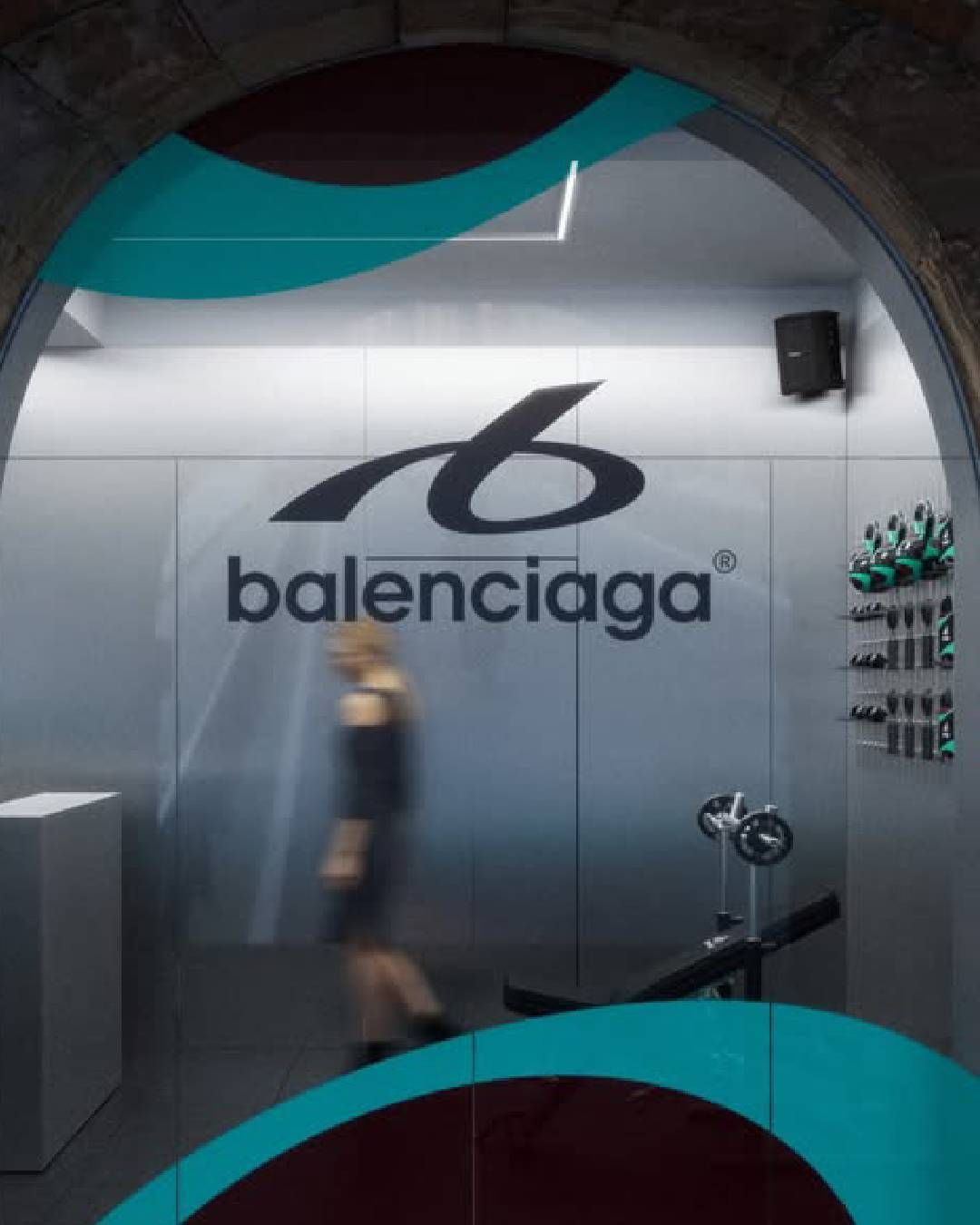 Balenciaga ouvre un bar à smoothies Place des Vosges pour lancer sa ligne « TechWear » À l’occasion de la Fashion Week masculine, la maison de couture s'installe au cœur du Marais