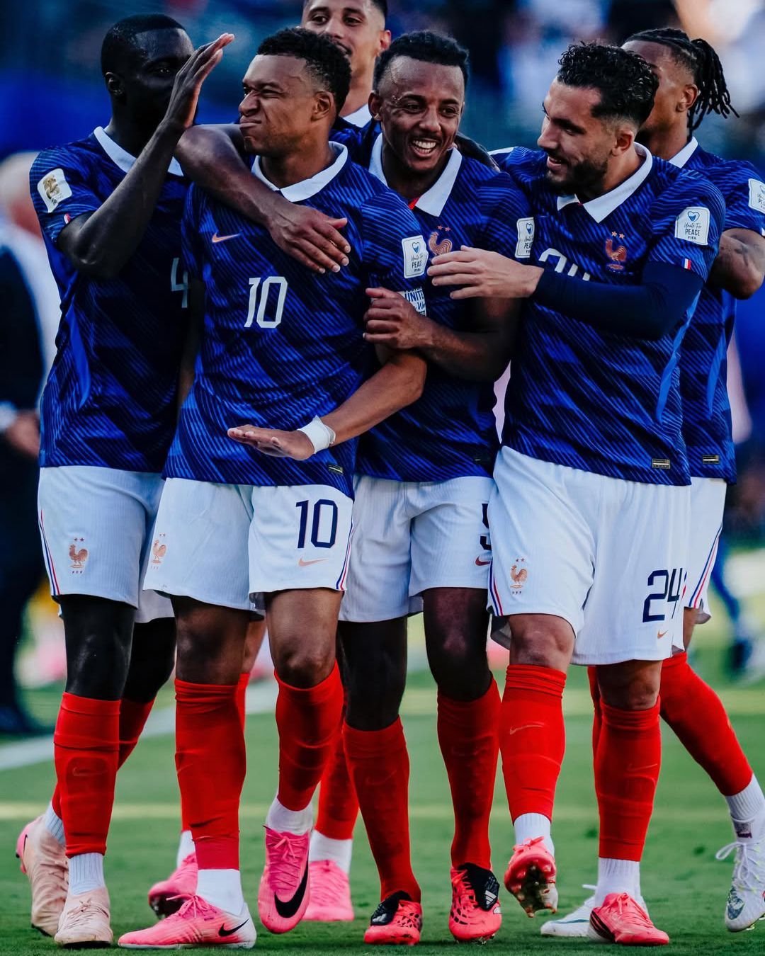 L'invasione degli scarpini rosa al Mondiale 2026 Il trend più evidente di questa prima settimana