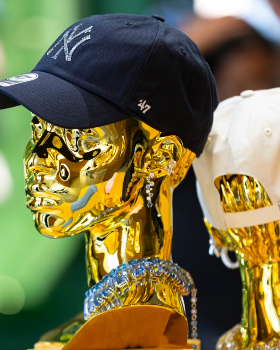 L’iconico cappellino di ’47 x MLB si ricopre di cristalli con Swarovski Swarovski Creators Lab reinterpreta una delle icone più longeve nella storia dello street style