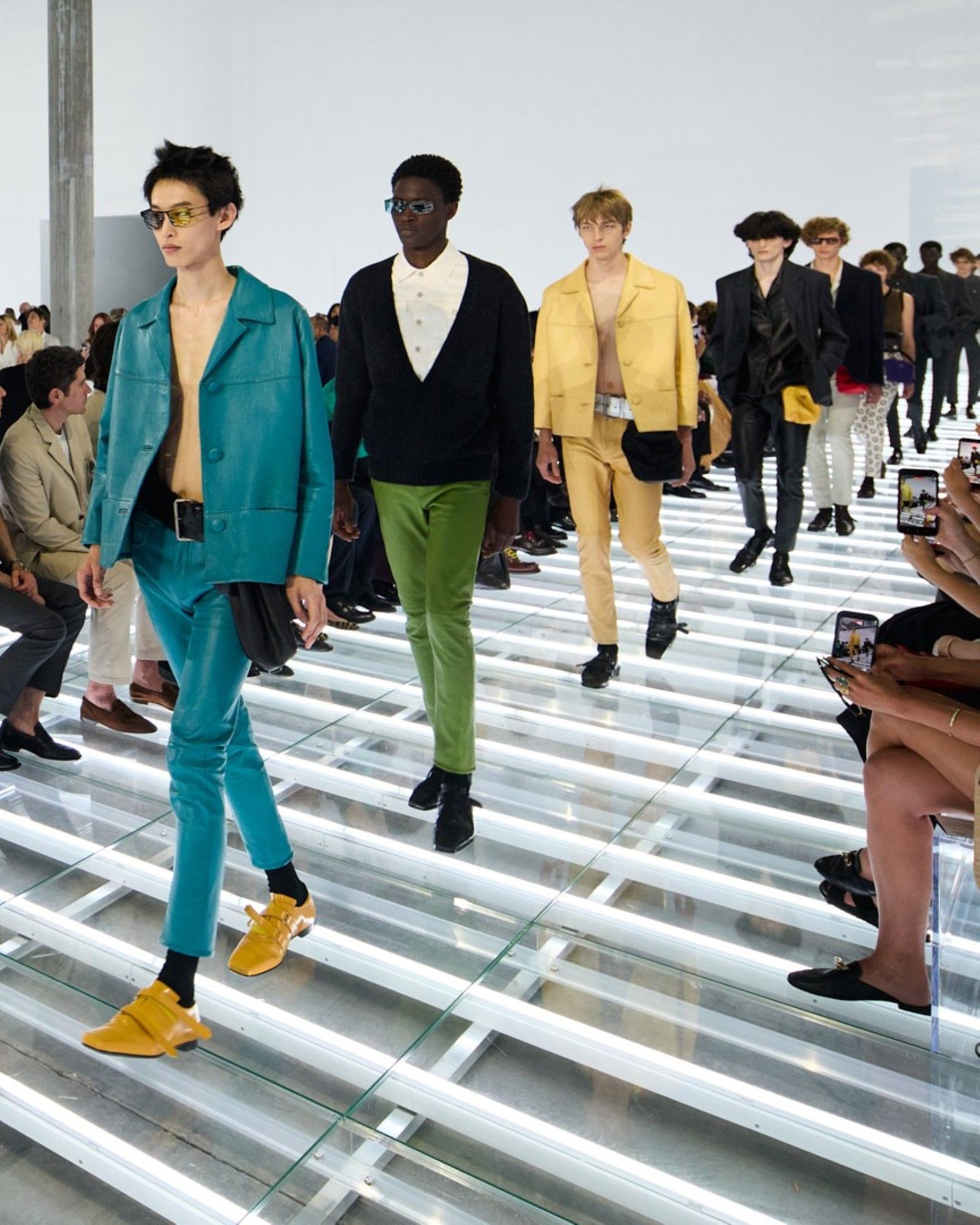 La fatidica concisione della SS27 di Prada Miuccia Prada e Raf Simons continuano a restringere la silhouette della maison