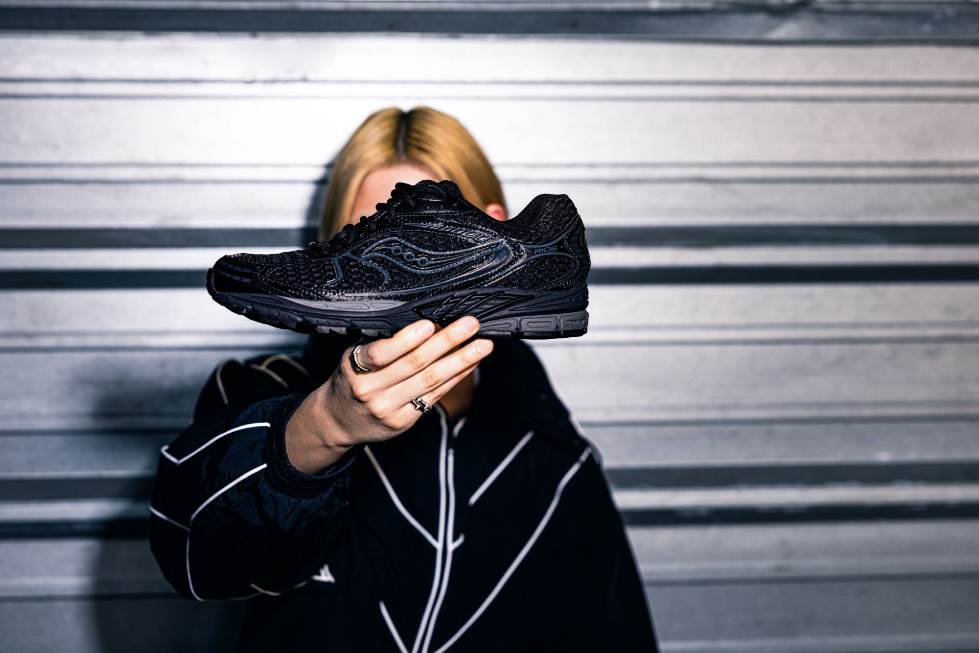Saucony presenta le ProGrid Ride 1 alla Paris Fashion Week Una collezione dedicata alla fedeltà, per le strade proprio come in pista | Image 622554