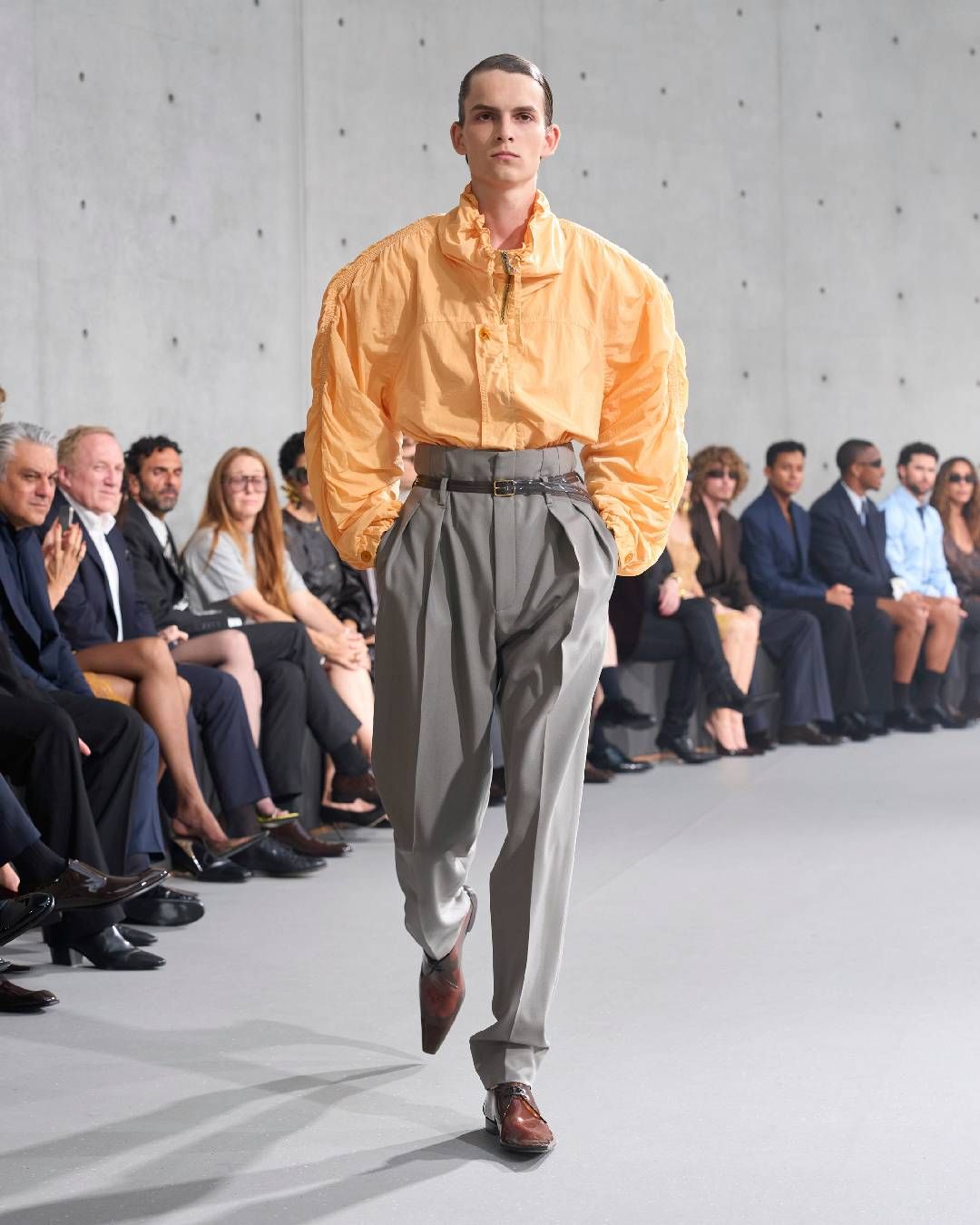 Saint Laurent SS27 : Le Grand Frisson des Proportions Une collection théâtrale qui a déjà embrasé la toile