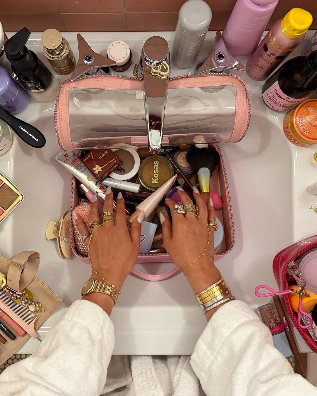 Was passiert eigentlich, wenn wir ein abgelaufenes Kosmetikprodukt verwenden? Seit einem Jahr geöffnete Mascara-Tuben, Sonnencreme vom letzten Sommer und diese Creme, die wir einfach nicht wegwerfen können