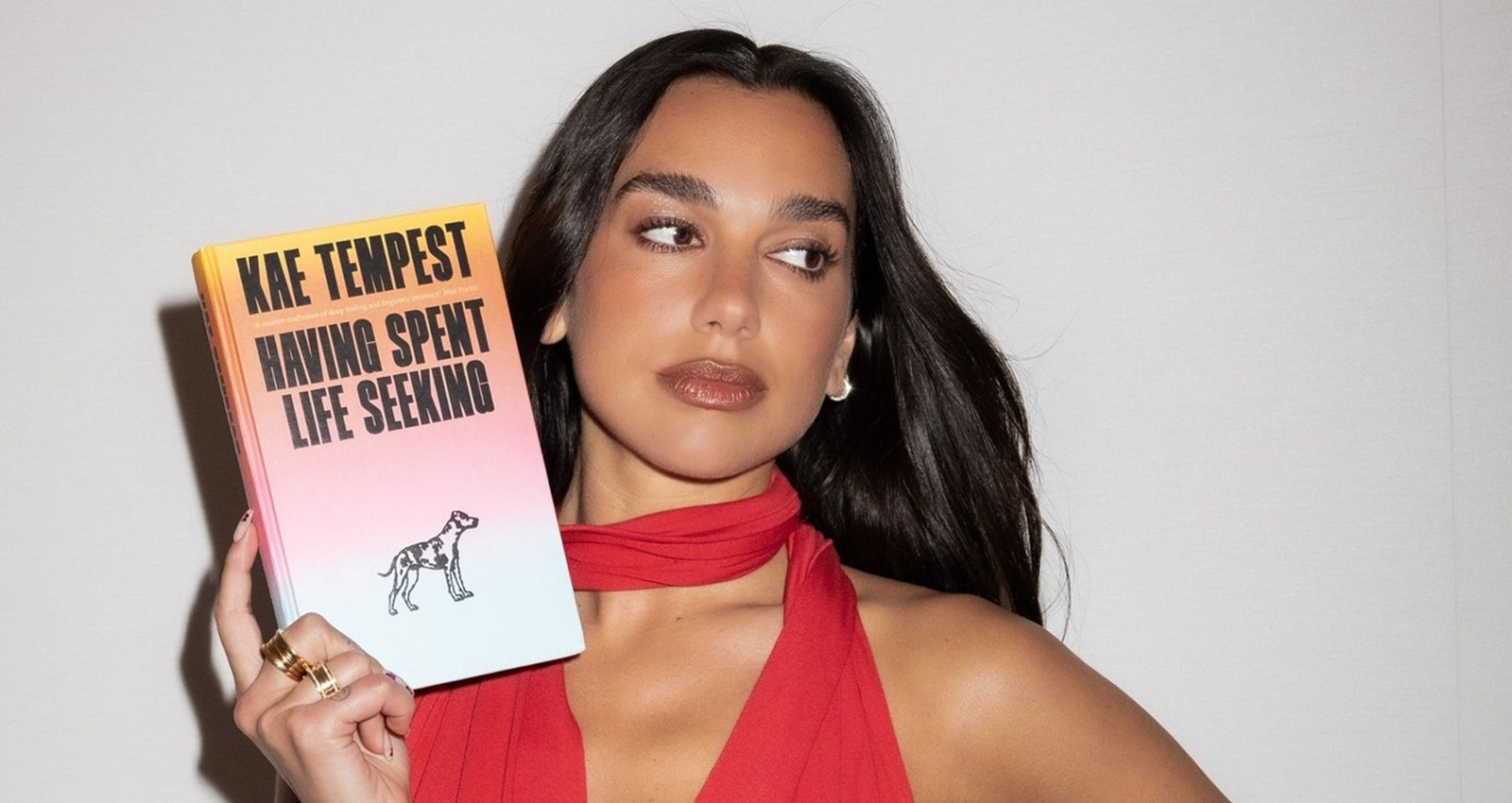 Dua Lipa lança Biblioteca Manifesto no Porto celebrando livros proibidos