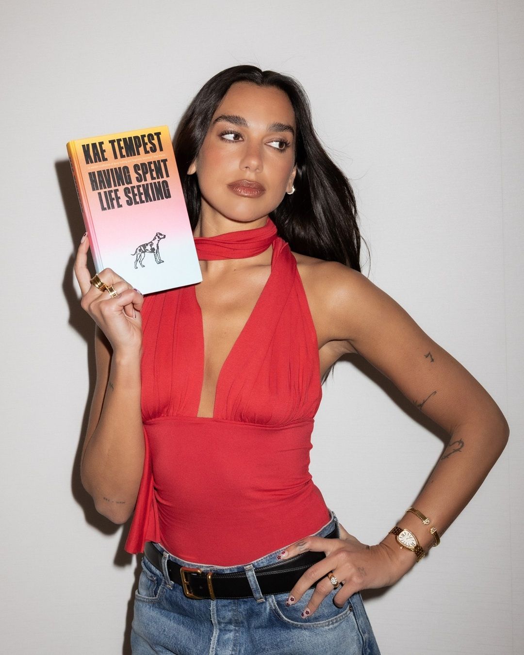 Dua Lipa weiht eine Bibliothek mit zensierten Büchern ein und zeigt, dass Lesen nach wie vor ein politischer Akt ist Die Manifesto Library bringt das Verlagsprojekt „Service95 Book Club“ in die reale Welt