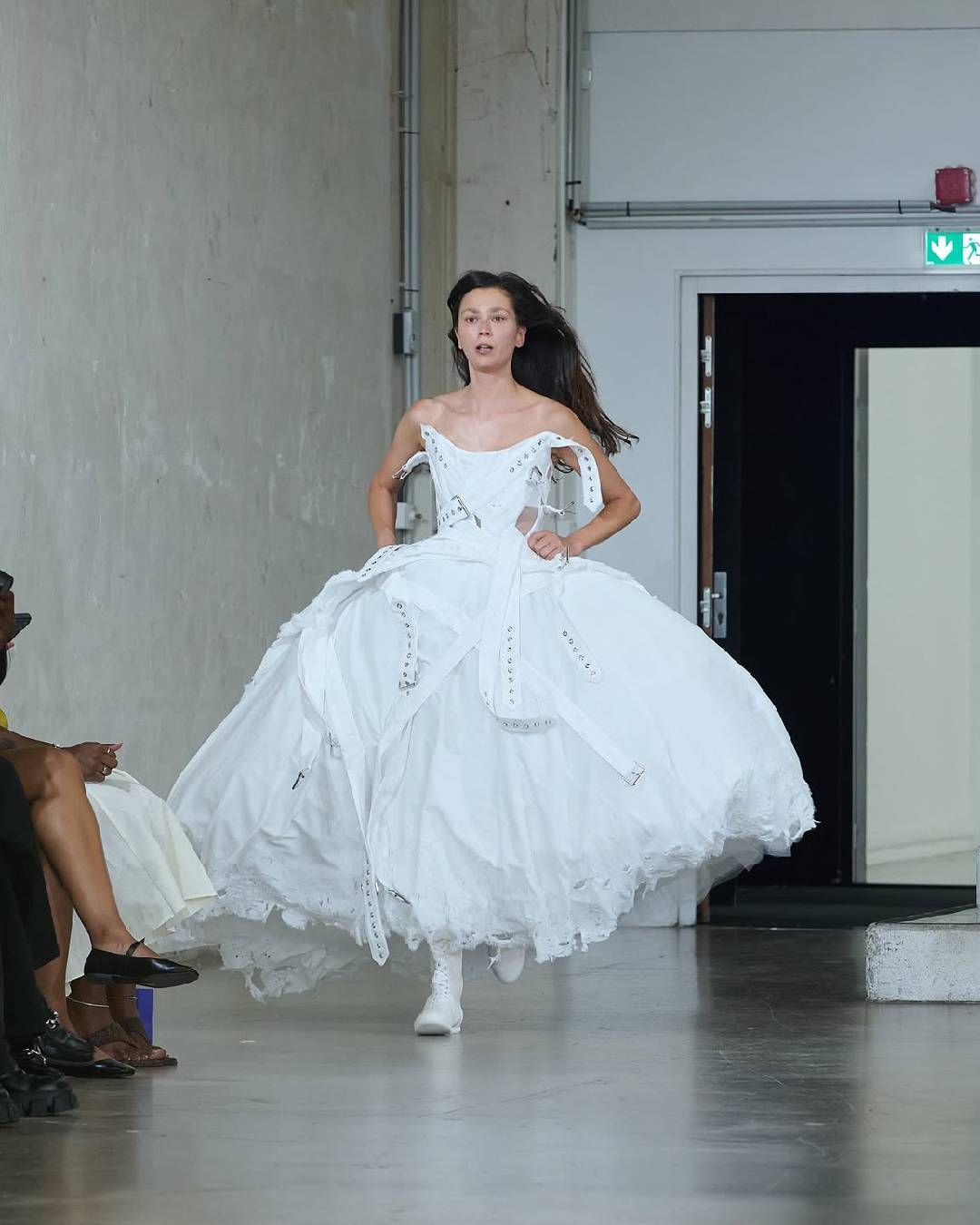 Jeanne Friot voit le monde en noir et blanc pour sa collection SS27 La créatrice s’approprie la thématique de l’hystérie pour mieux la détourner