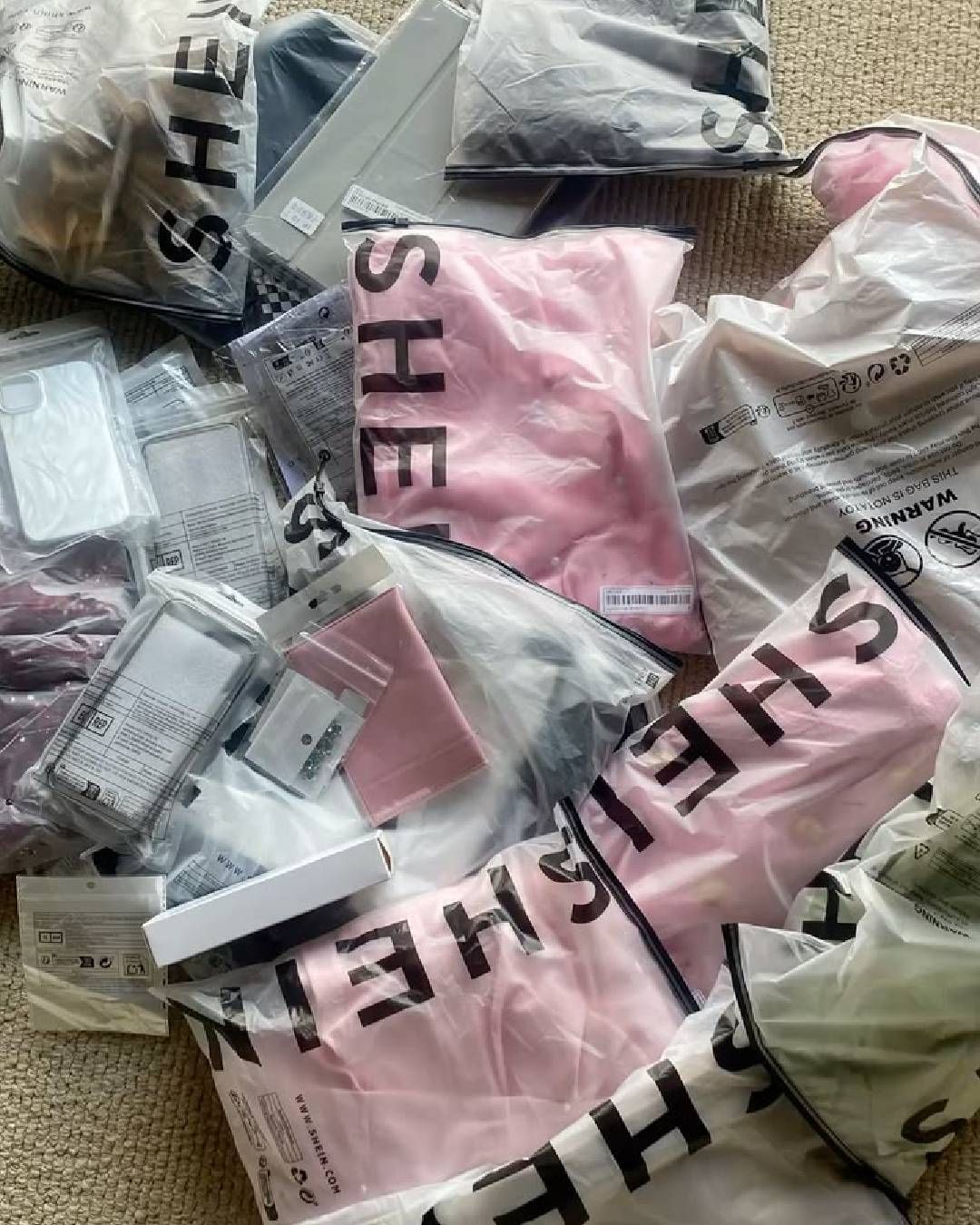 Privés d’influenceurs et chassés du BHV : Shein dos au mur Dans le viseur les autres géants de l’ultra fast-fashion AliExpress et Temu