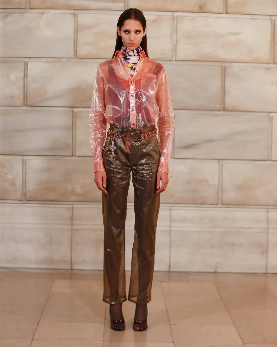 Marc Jacobs e la dedica alla gratitudine per la SS27 Forte dell'uscita dal gruppo LVMH, il designer americano unisce reference passate e irriverenza in uno show velocissimo