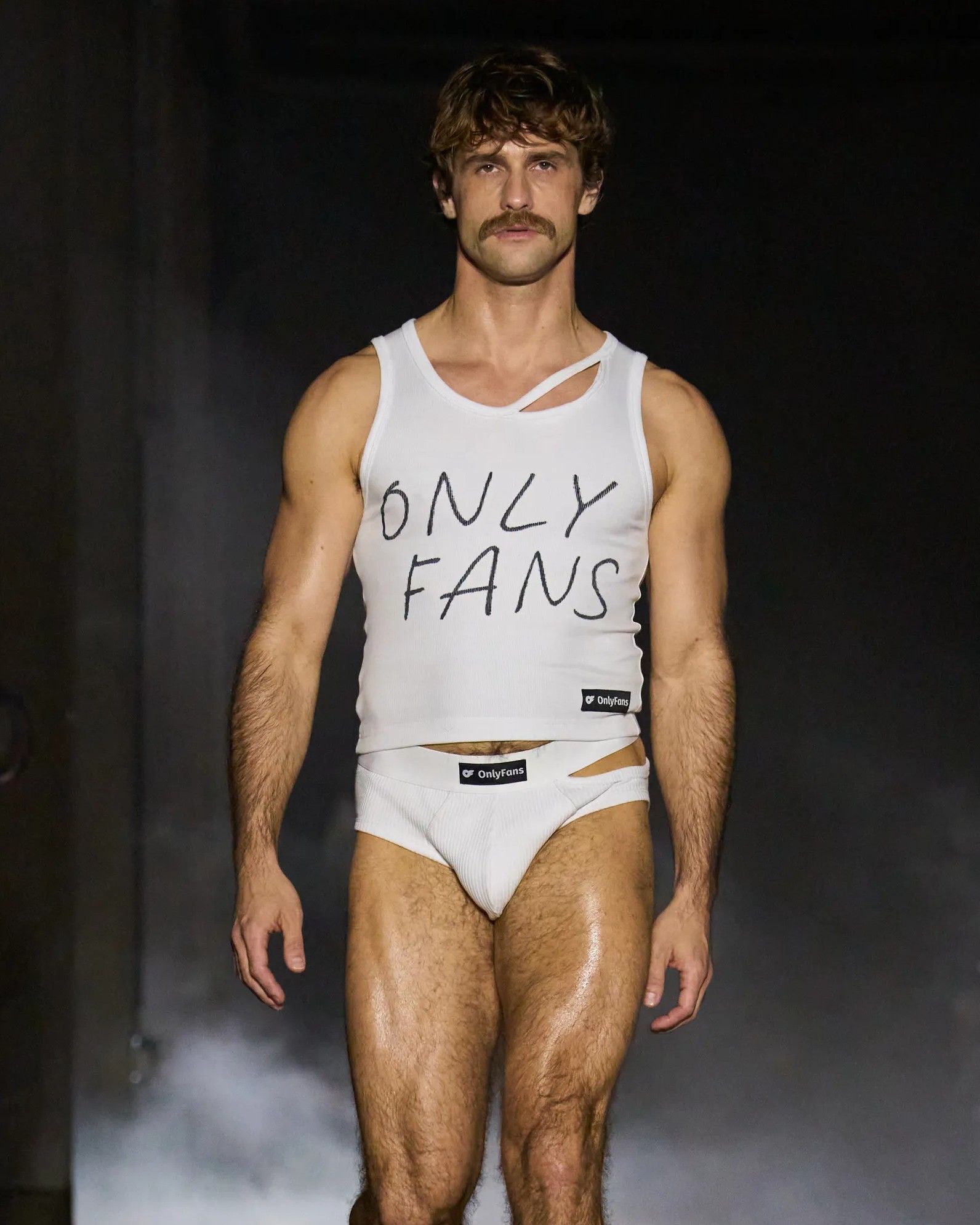 Riuscirà OnlyFans a far tornare la moda eccitante? La piattaforma seduce sempre più brand indie, persino alla Paris Fashion Week