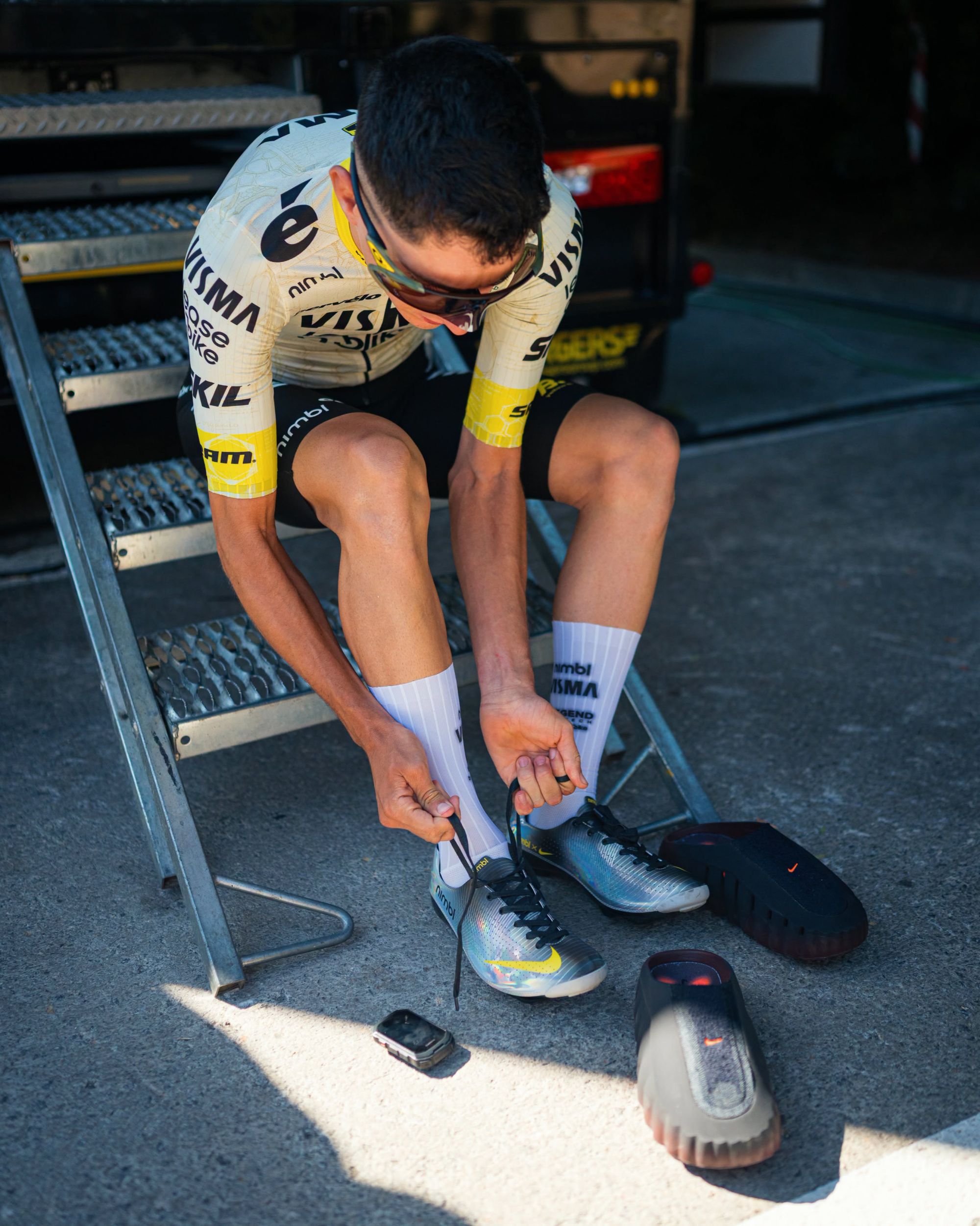Perché il Tour de France è diventato la nuova scommessa di Nike Il ritorno dello Swoosh nel grande ciclismo internazionale