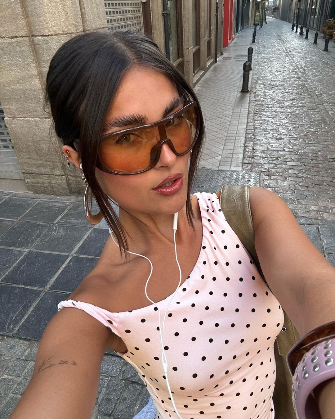 La beauty playlist di luglio è dedicata all’estate da ascoltare, non da performare I mood del mese raccontati da Nu Genea, Paris Hilton e non solo
