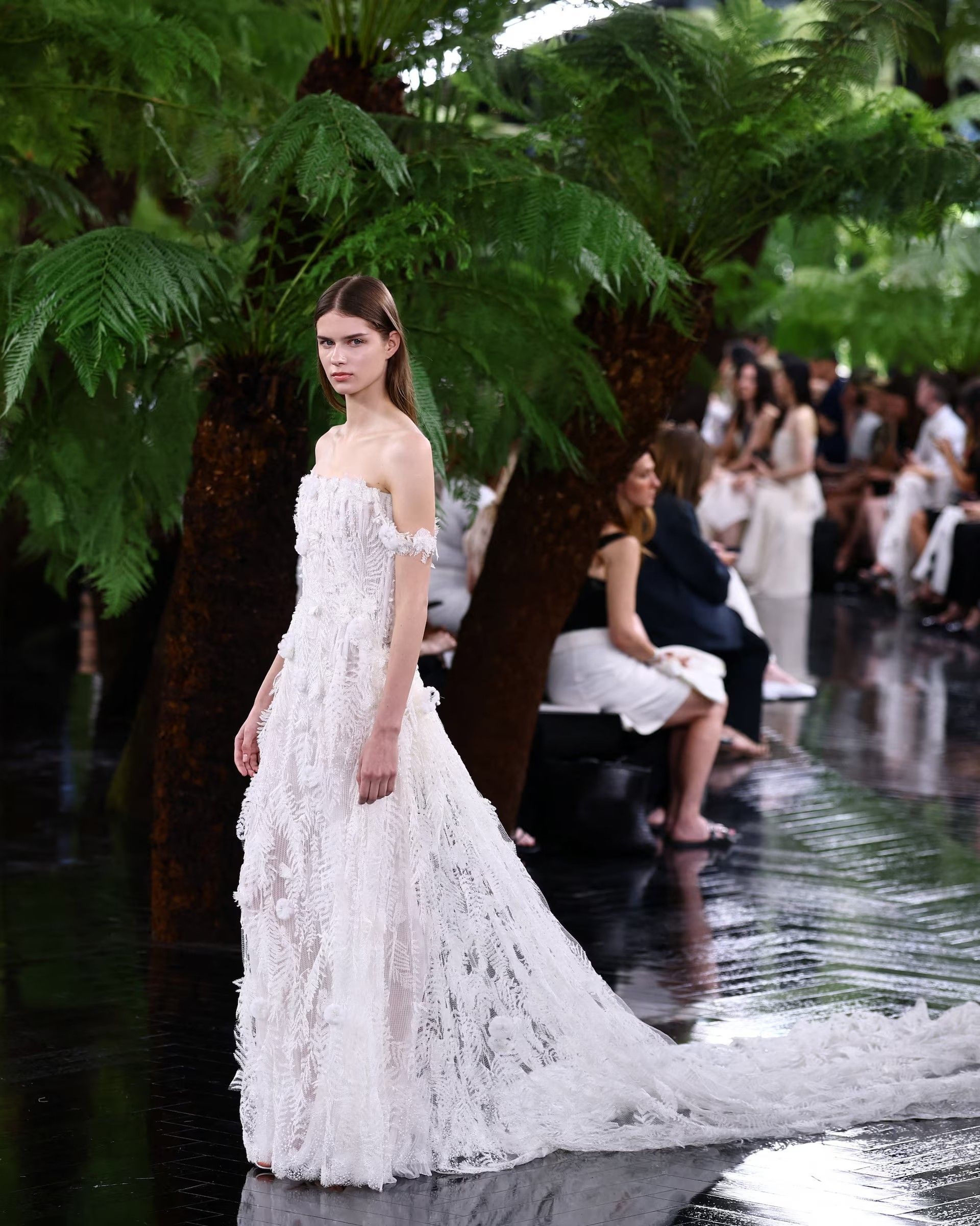 Il nodo di Jonathan Anderson per la Haute Coutre SS27 di Dior Tra felci e sculture, la donna Dior si alleggerisce senza liberarsi della materia
