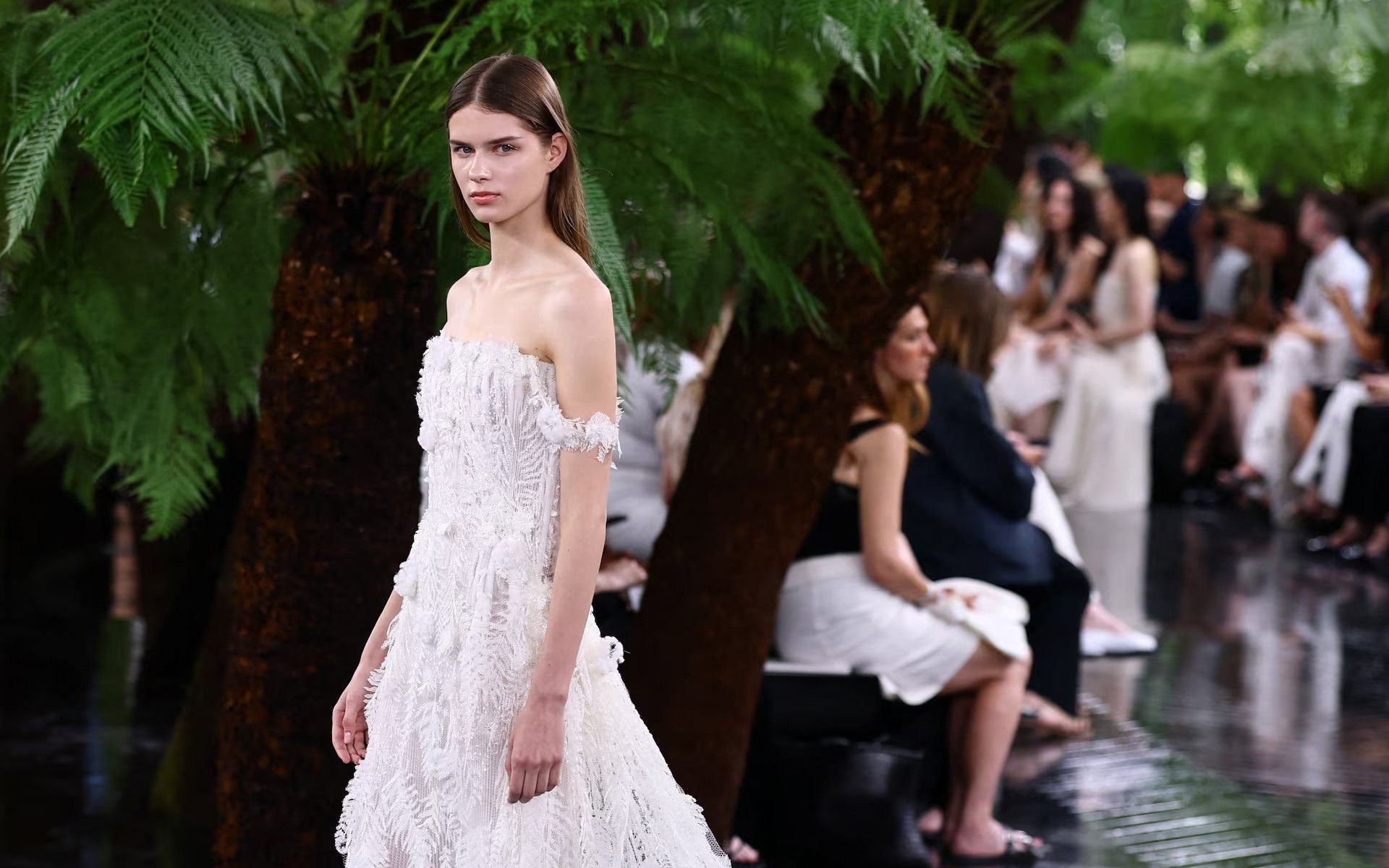 Jonathan Anderson's Knot for Dior Haute Couture SS27 Among ferns and sculptures, the Dior woman lightens up without letting go of materiality