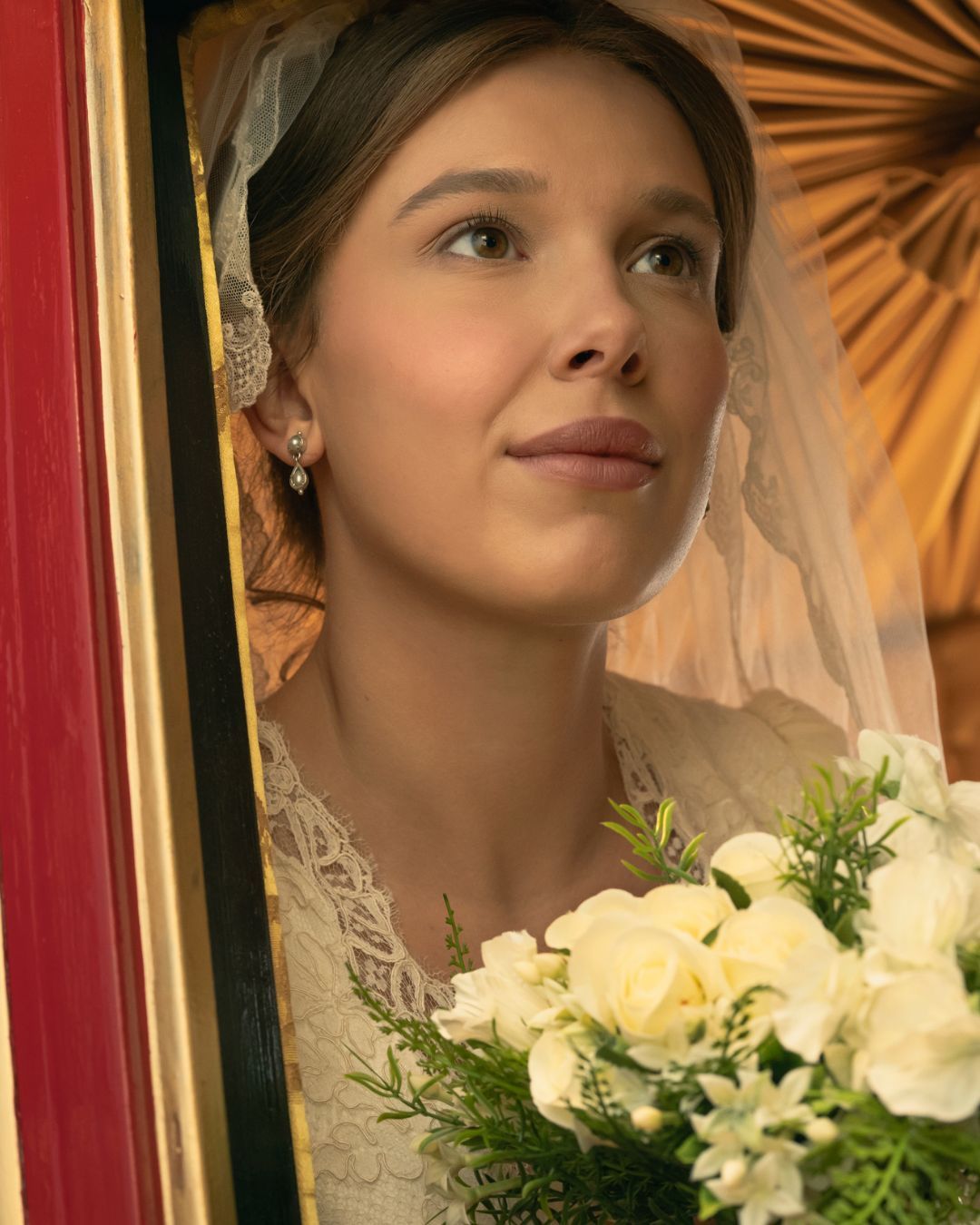 In Enola Holmes 3 l’indagine principale è il matrimonio Millie Bobby Brown è ancora una volta la protagonista della saga Netflix