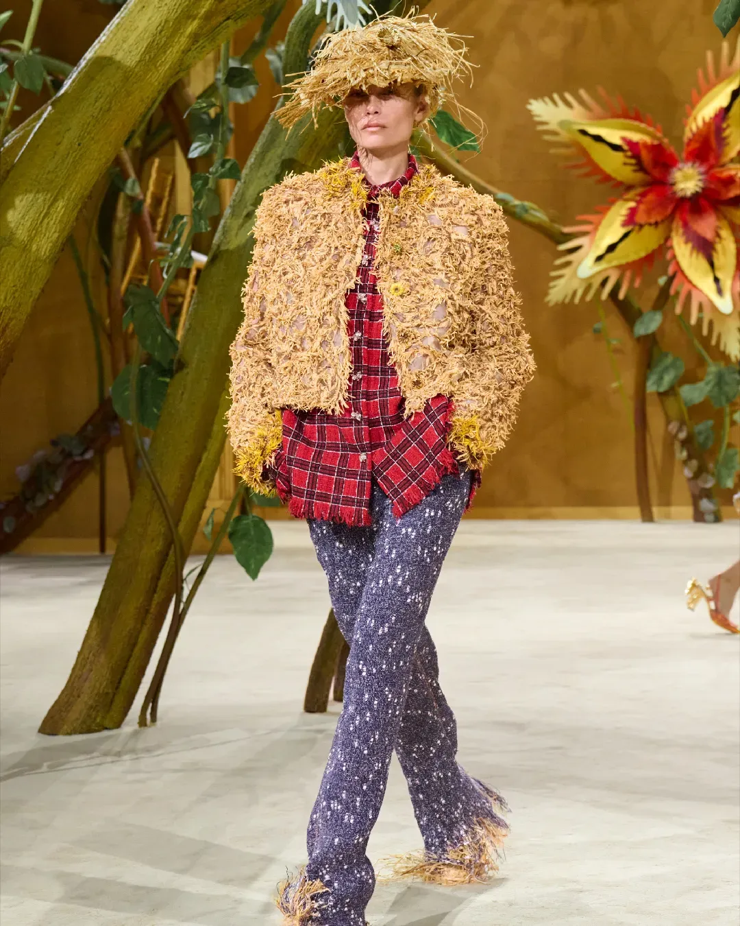 Spaventapasseri e fate attraversano la Chanel Couture 2027 La narrativa Blazy continua in un nuovo mondo, questa volta quello delle fate