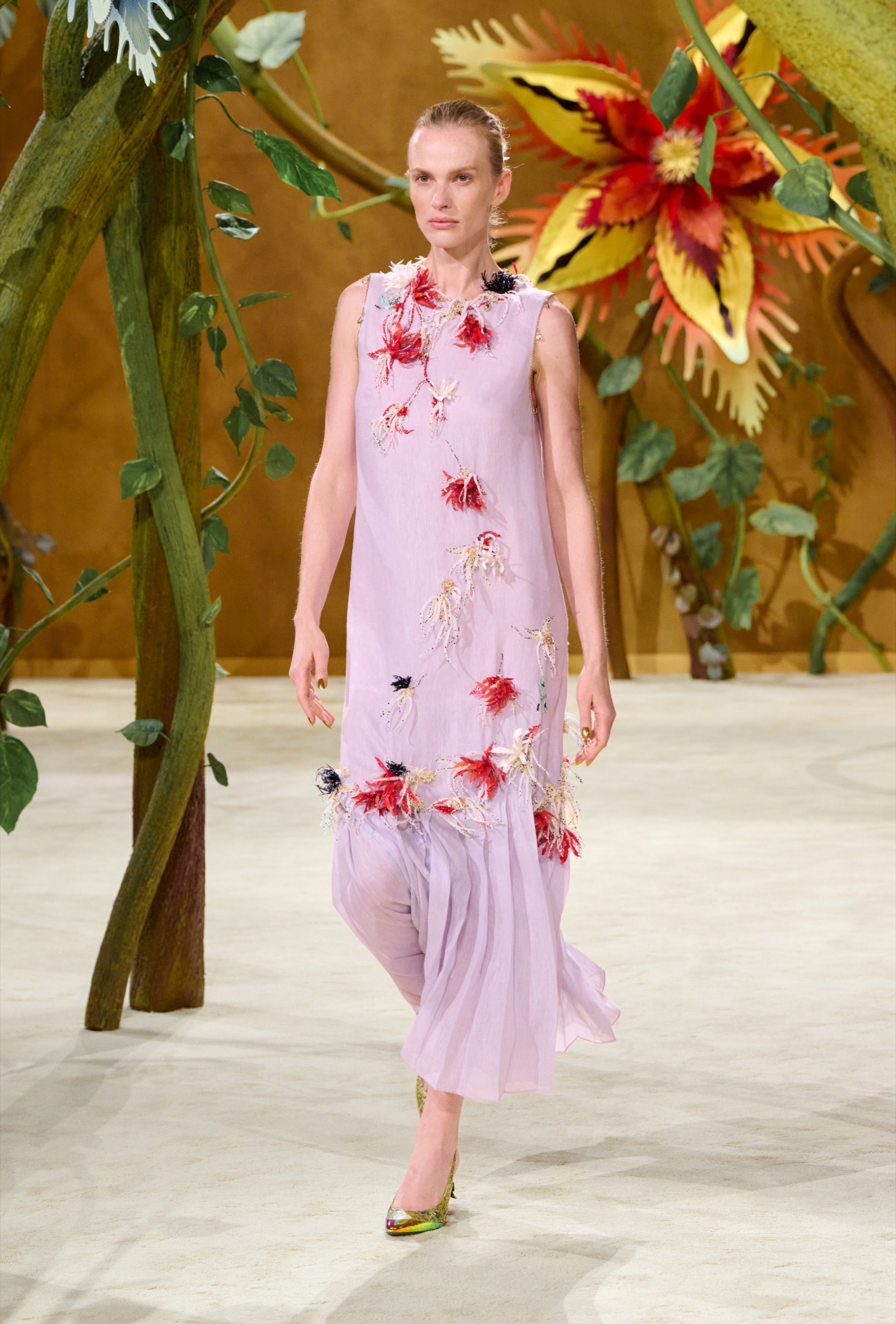 Spaventapasseri e fate attraversano la Chanel Couture 2027 La narrativa Blazy continua in un nuovo mondo, questa volta quello delle fate | Image 626008
