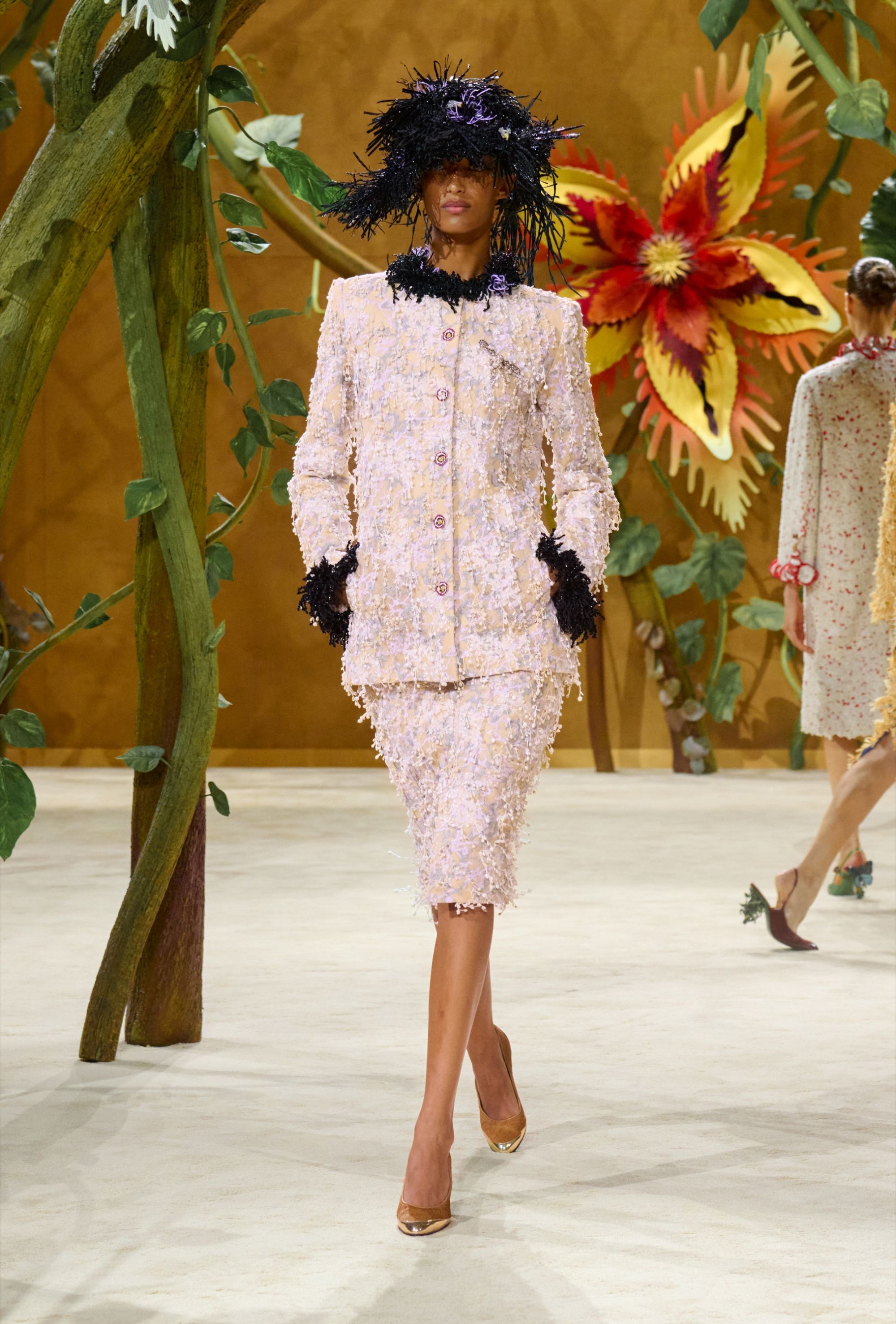 Spaventapasseri e fate attraversano la Chanel Couture 2027 La narrativa Blazy continua in un nuovo mondo, questa volta quello delle fate | Image 626001