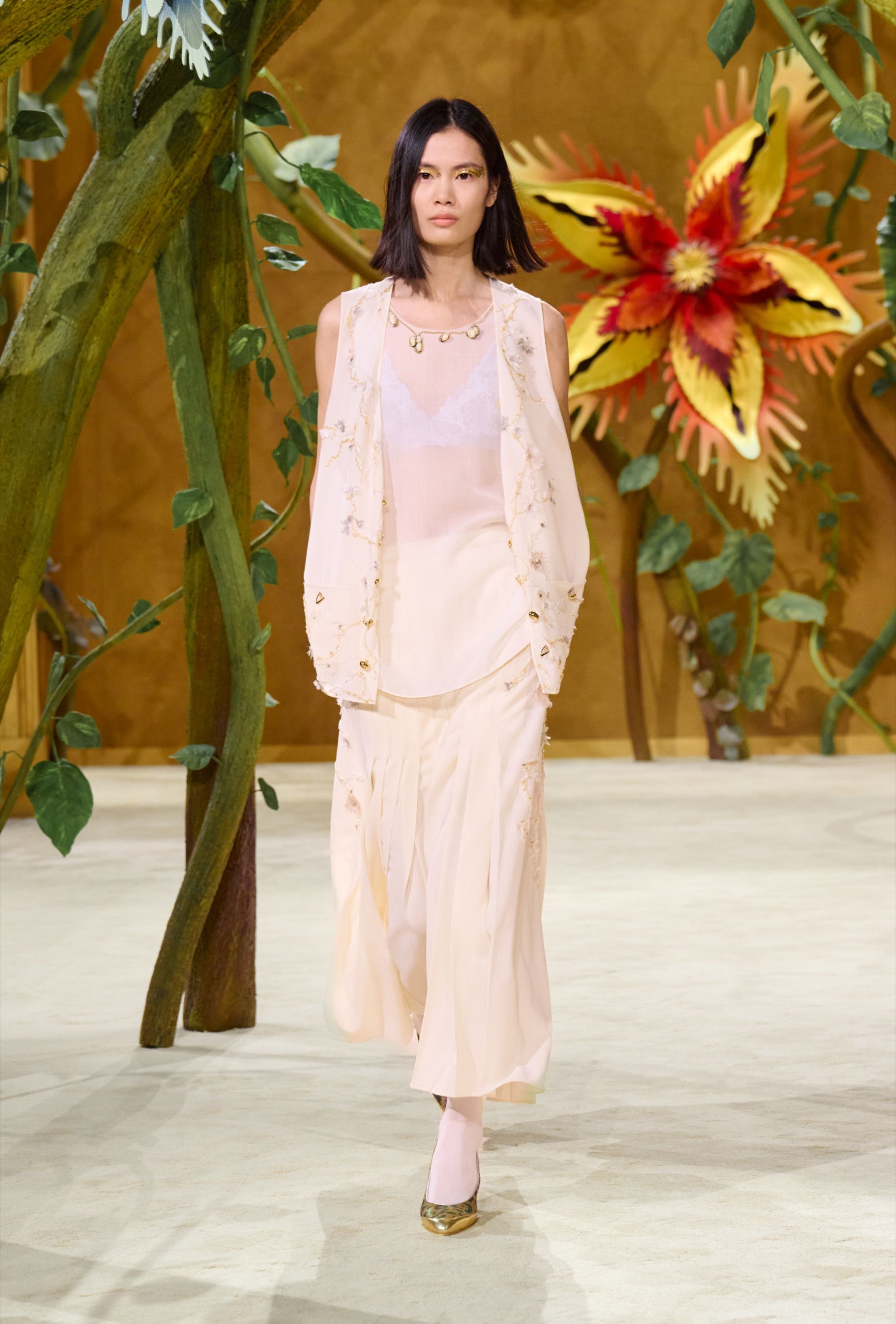 Spaventapasseri e fate attraversano la Chanel Couture 2027 La narrativa Blazy continua in un nuovo mondo, questa volta quello delle fate | Image 626033