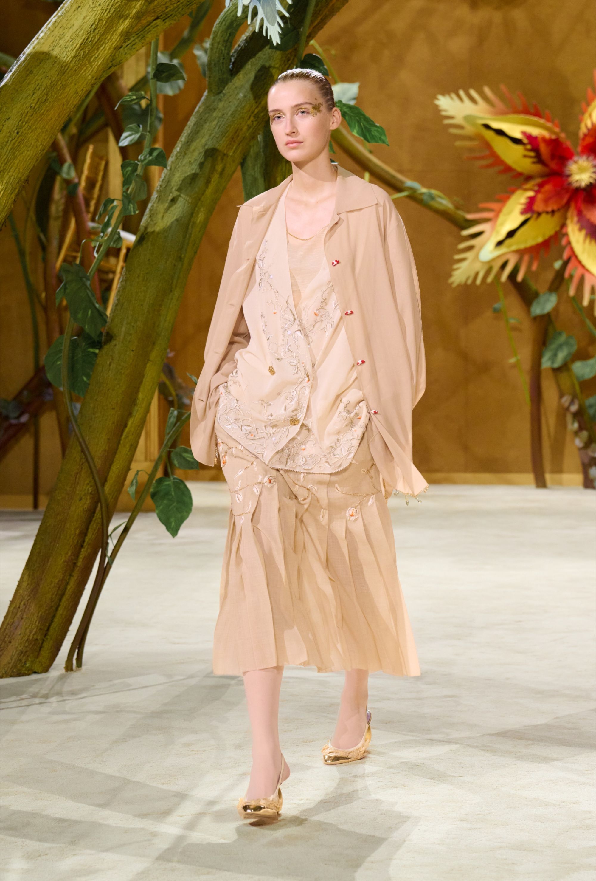 Spaventapasseri e fate attraversano la Chanel Couture 2027 La narrativa Blazy continua in un nuovo mondo, questa volta quello delle fate | Image 626032