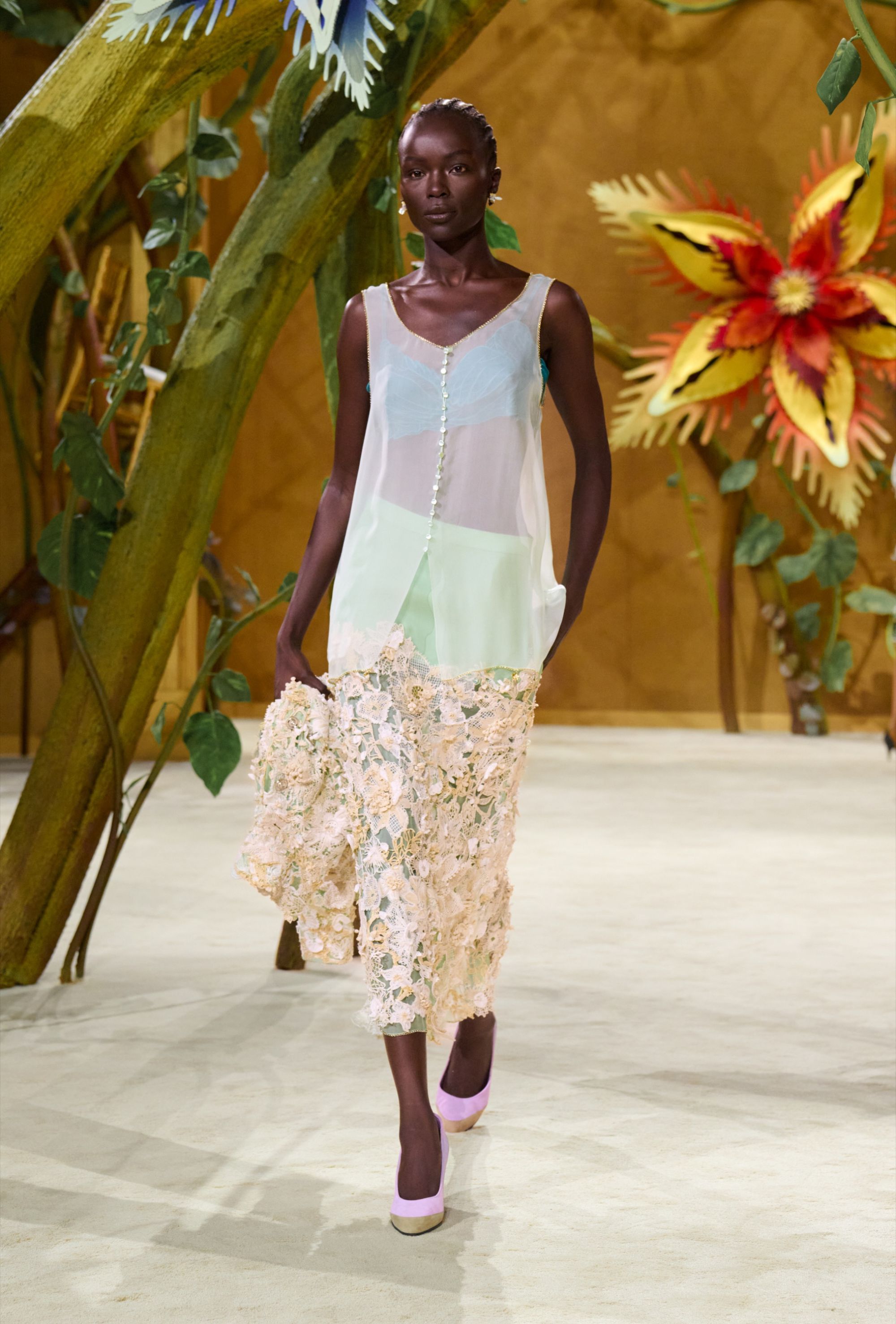 Spaventapasseri e fate attraversano la Chanel Couture 2027 La narrativa Blazy continua in un nuovo mondo, questa volta quello delle fate | Image 626031