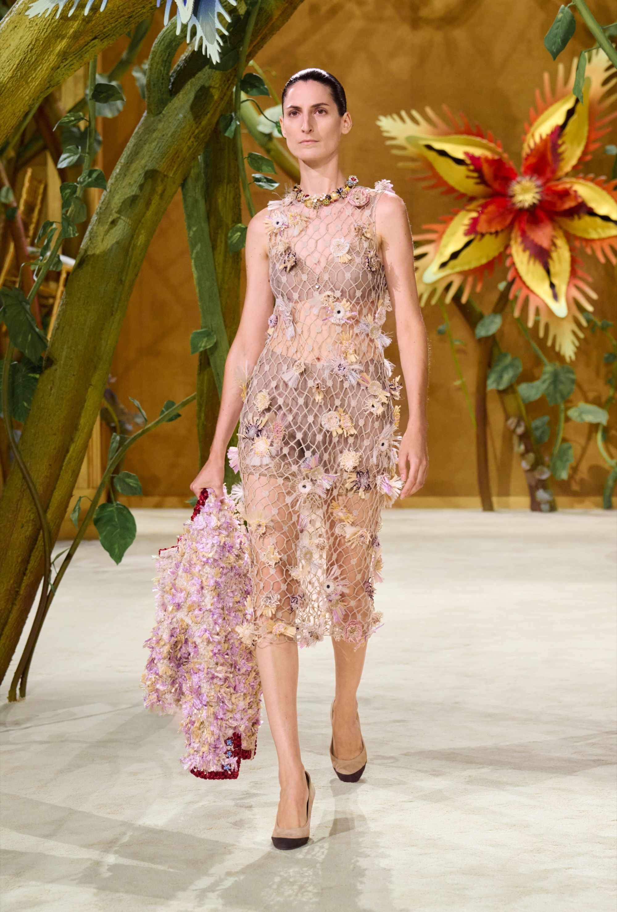 Spaventapasseri e fate attraversano la Chanel Couture 2027 La narrativa Blazy continua in un nuovo mondo, questa volta quello delle fate | Image 626030