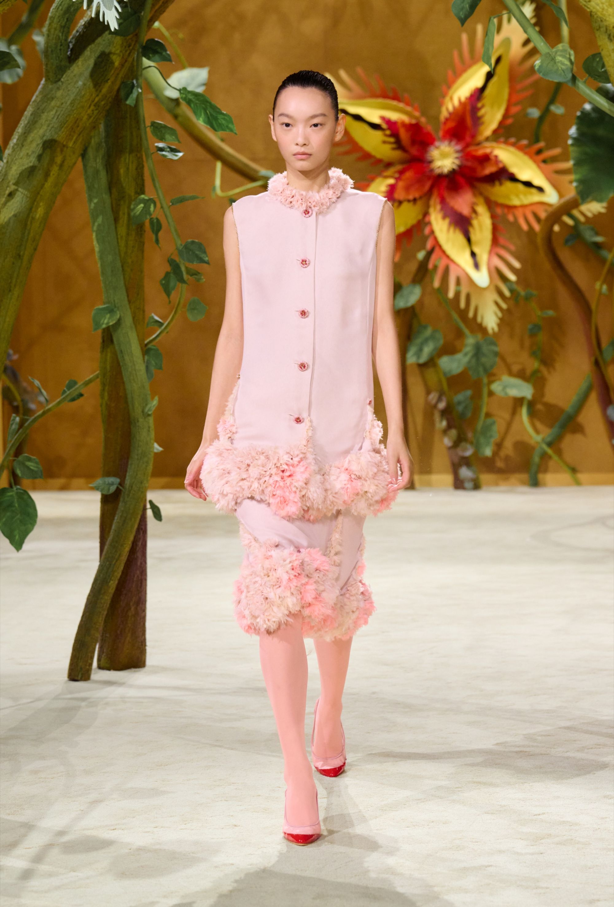 Spaventapasseri e fate attraversano la Chanel Couture 2027 La narrativa Blazy continua in un nuovo mondo, questa volta quello delle fate | Image 626048