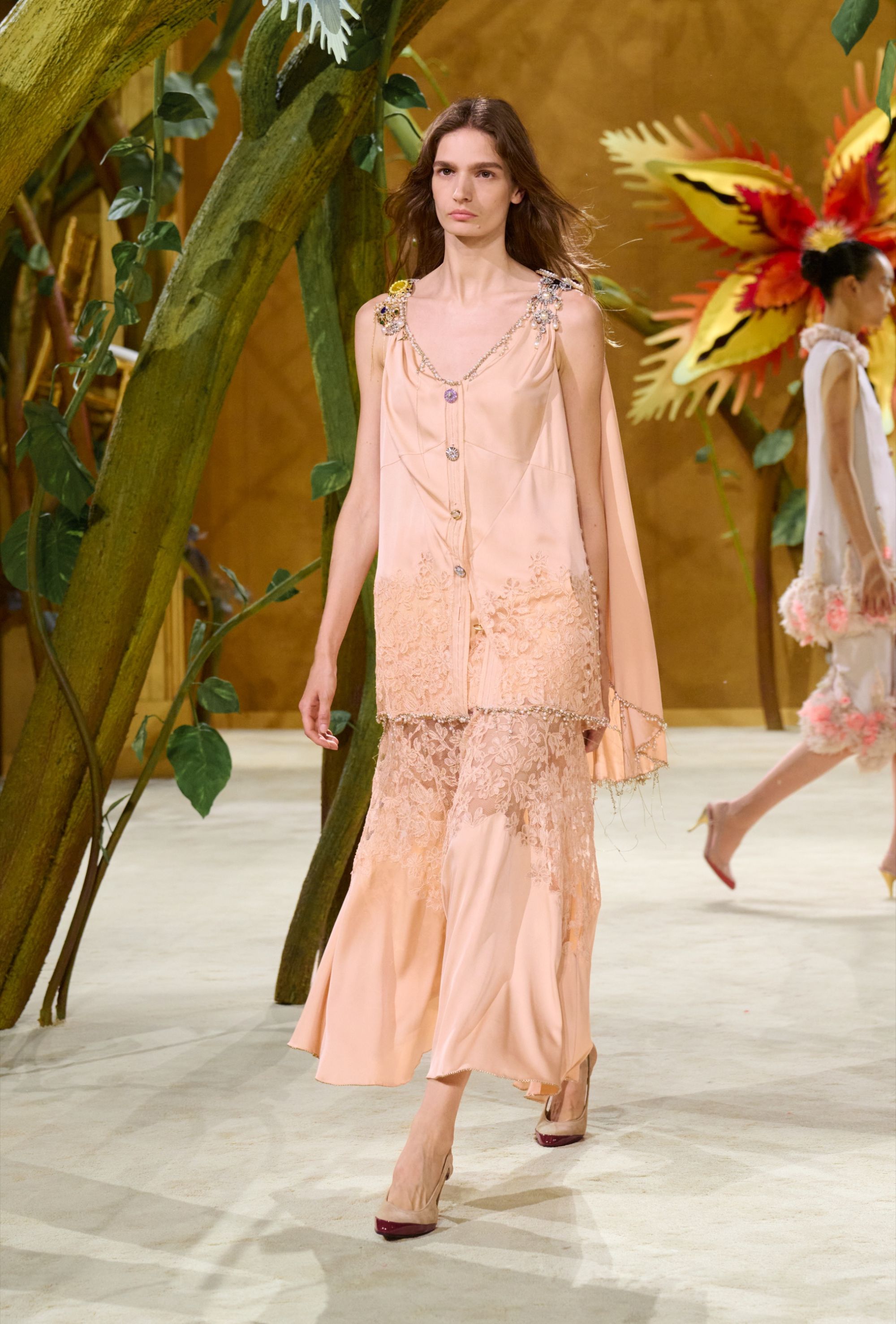 Spaventapasseri e fate attraversano la Chanel Couture 2027 La narrativa Blazy continua in un nuovo mondo, questa volta quello delle fate | Image 626044