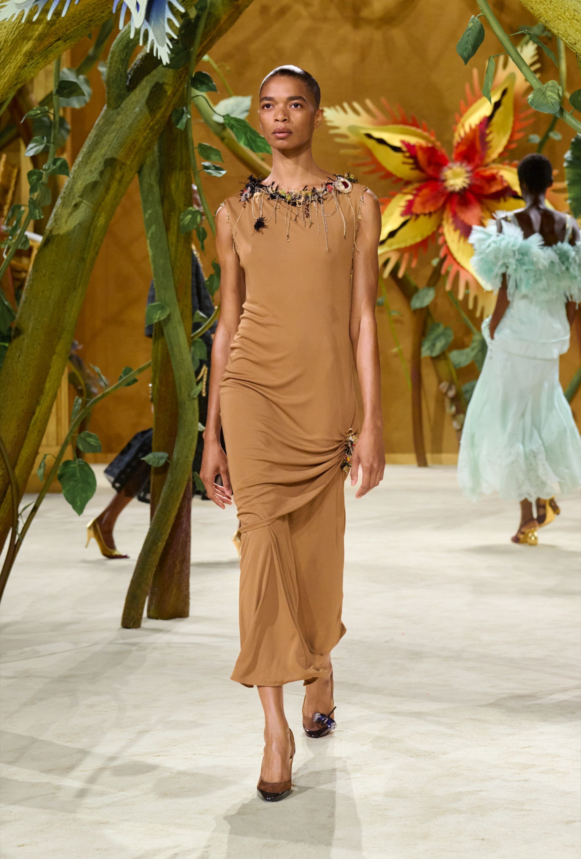Spaventapasseri e fate attraversano la Chanel Couture 2027 La narrativa Blazy continua in un nuovo mondo, questa volta quello delle fate | Image 626059