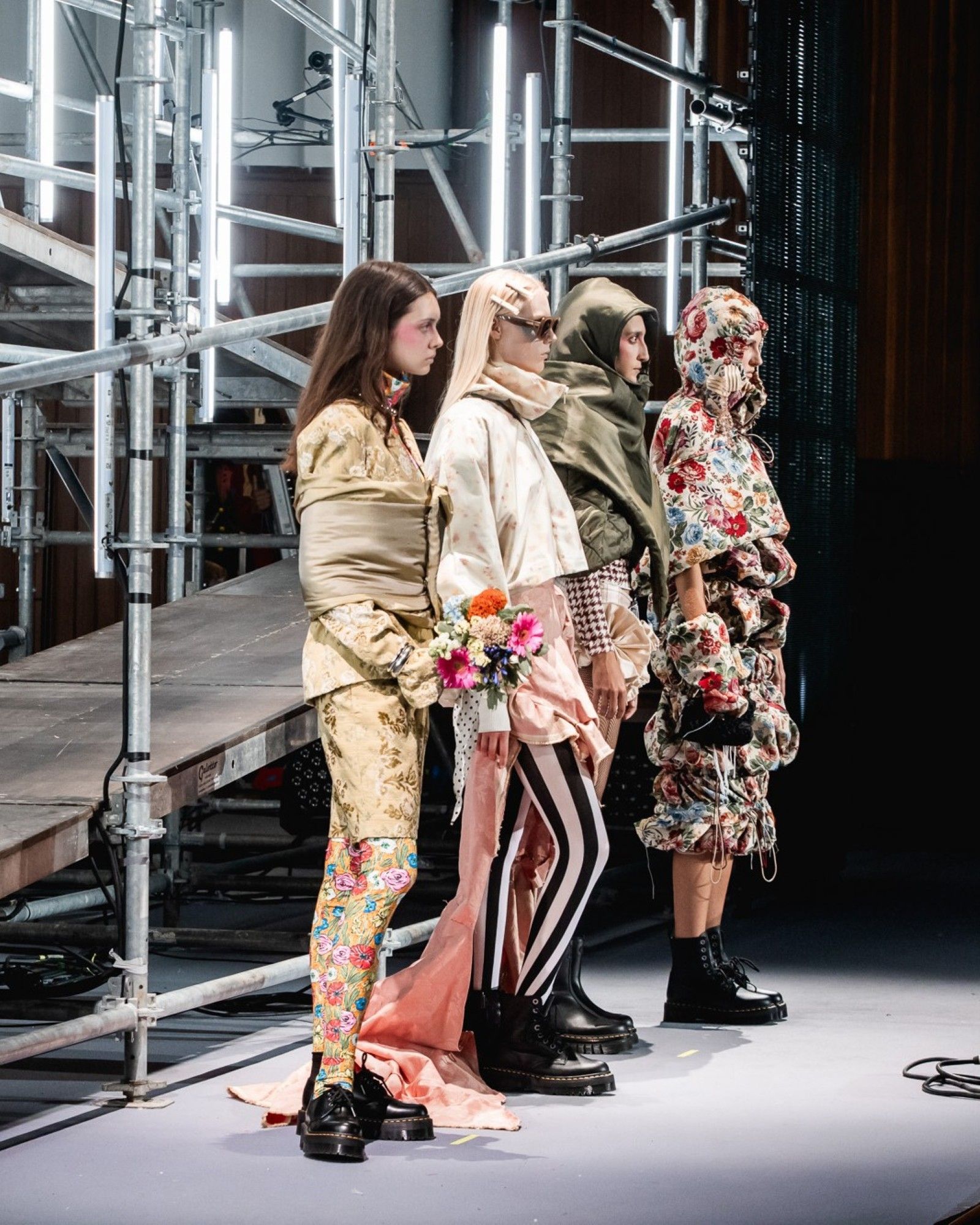 NABA porta in scena il processo creativo dietro la moda per il suo fashion show di fine anno A Milano lo show Ricette trasforma la passerella in un racconto corale tra musica, video e intelligenza artificiale