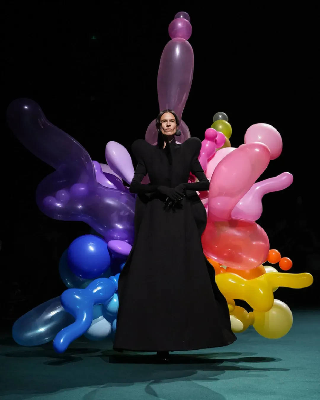 La Couture FW 2026 di Robert Wun fa tornare bambini  Una collezione che celebra la forma di creatività più pura
