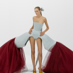 Die Poetik der Formen und Volumen in Jean Paul Gaultiers Couture 2027 Die Debütkollektion von Duran Lantik ist eine Ode an das Erbe der Marke und das Frankreichs insgesamt