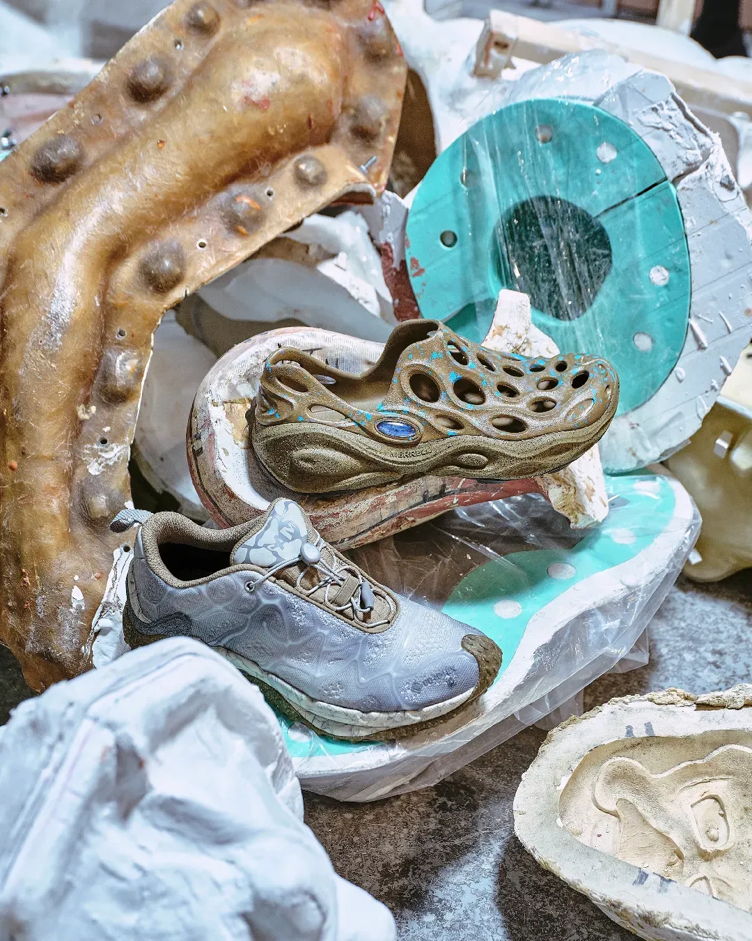 Città, natura e psichedelia si incontrano nella nuova collab di Merrell e Perks and Mini Due modelli iconici di Merrell reinterpretati attraverso la lente underground del brand australiano