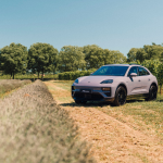 Eine probefahrt mit Porsche im neuen elektrischen Macan Durch die Dörfer des Oltrepò Pavese, vorbei an Lavendelfeldern und Weinbergen