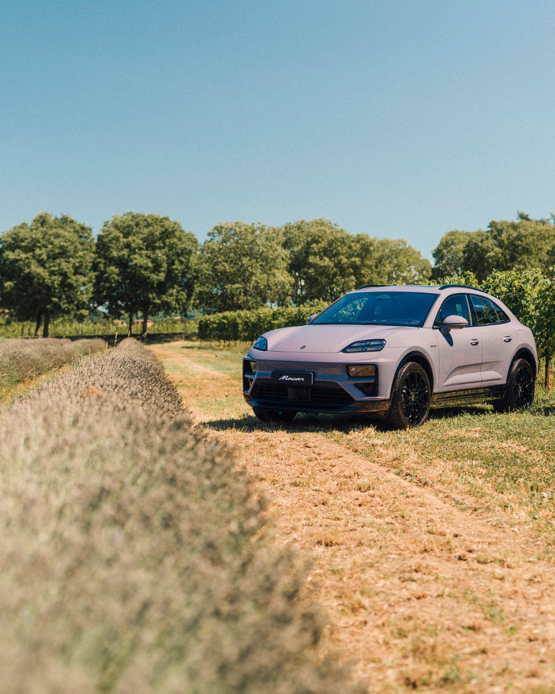 Un test drive con Porsche della nuova Macan elettrica In giro per i borghi dell’Oltrepò Pavese, fiancheggiando distese di lavanda e vigneti