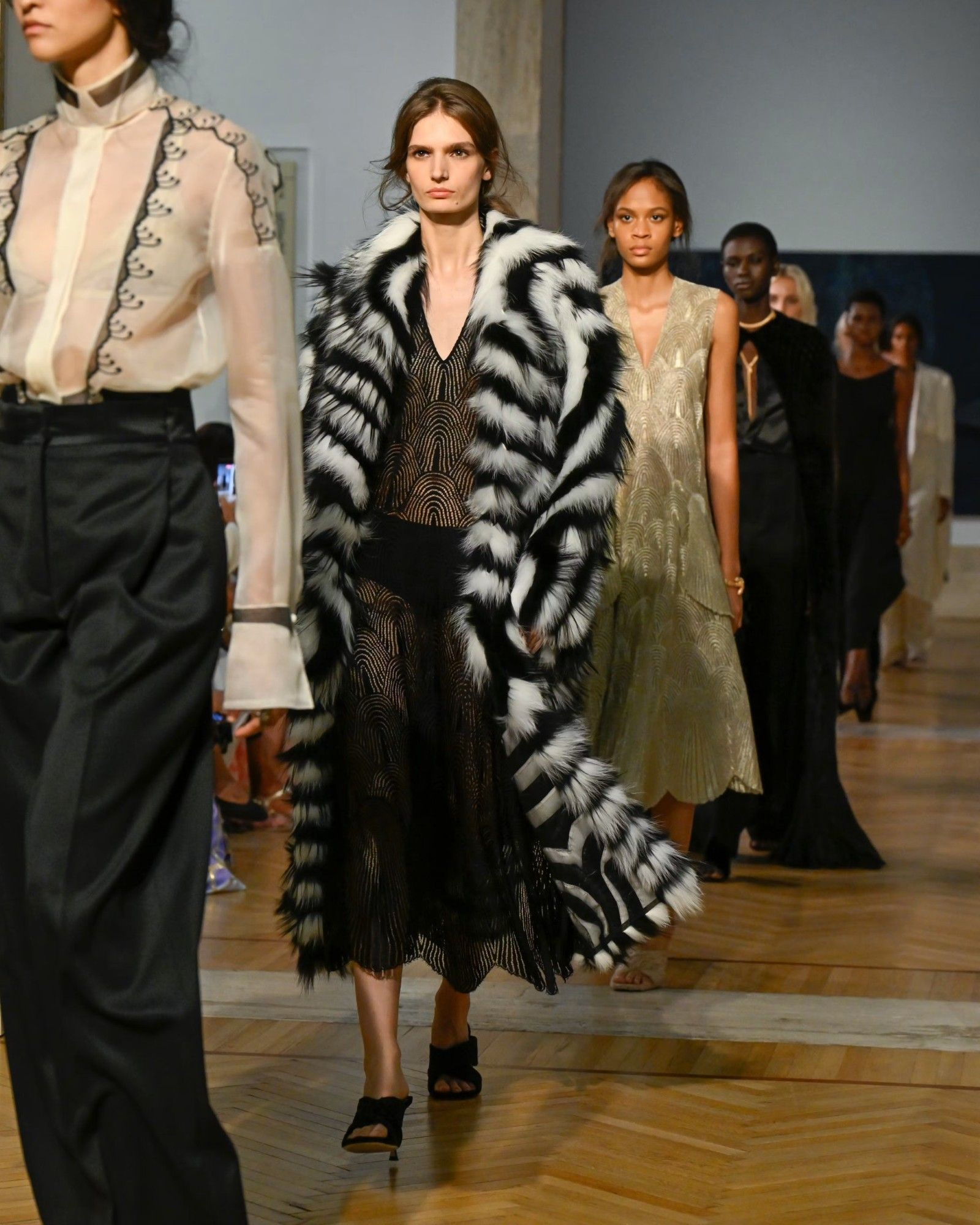 Fendis Haute Couture von Maria Grazia Chiuri ist sehr Art und wenig Déco Ein eleganter, kontrollierter, aber vielleicht etwas blutleerer Einstand