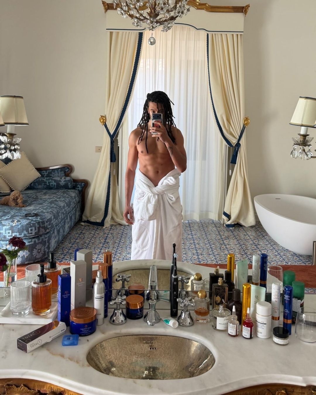 Ghali's skincare routine is driving us crazy From face products to fragrances: we played detective on his bathroom mirror