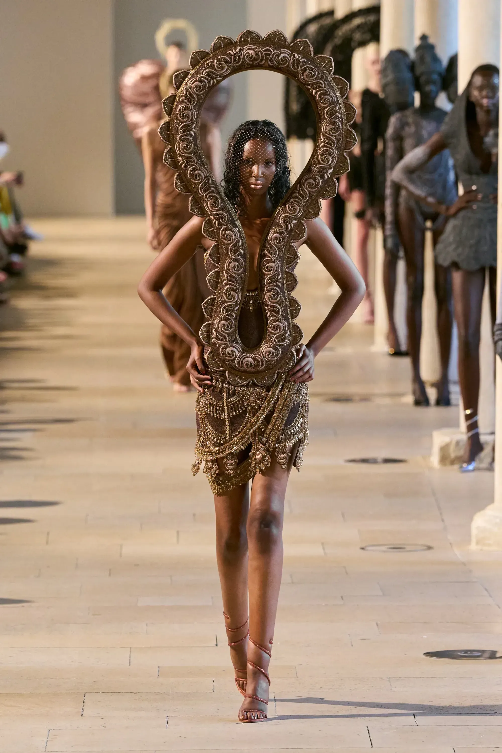 La mode se prépare aussi à l'Odyssée De Jonathan Anderson à Zendaya, les sculptures sont partout | Image 627118