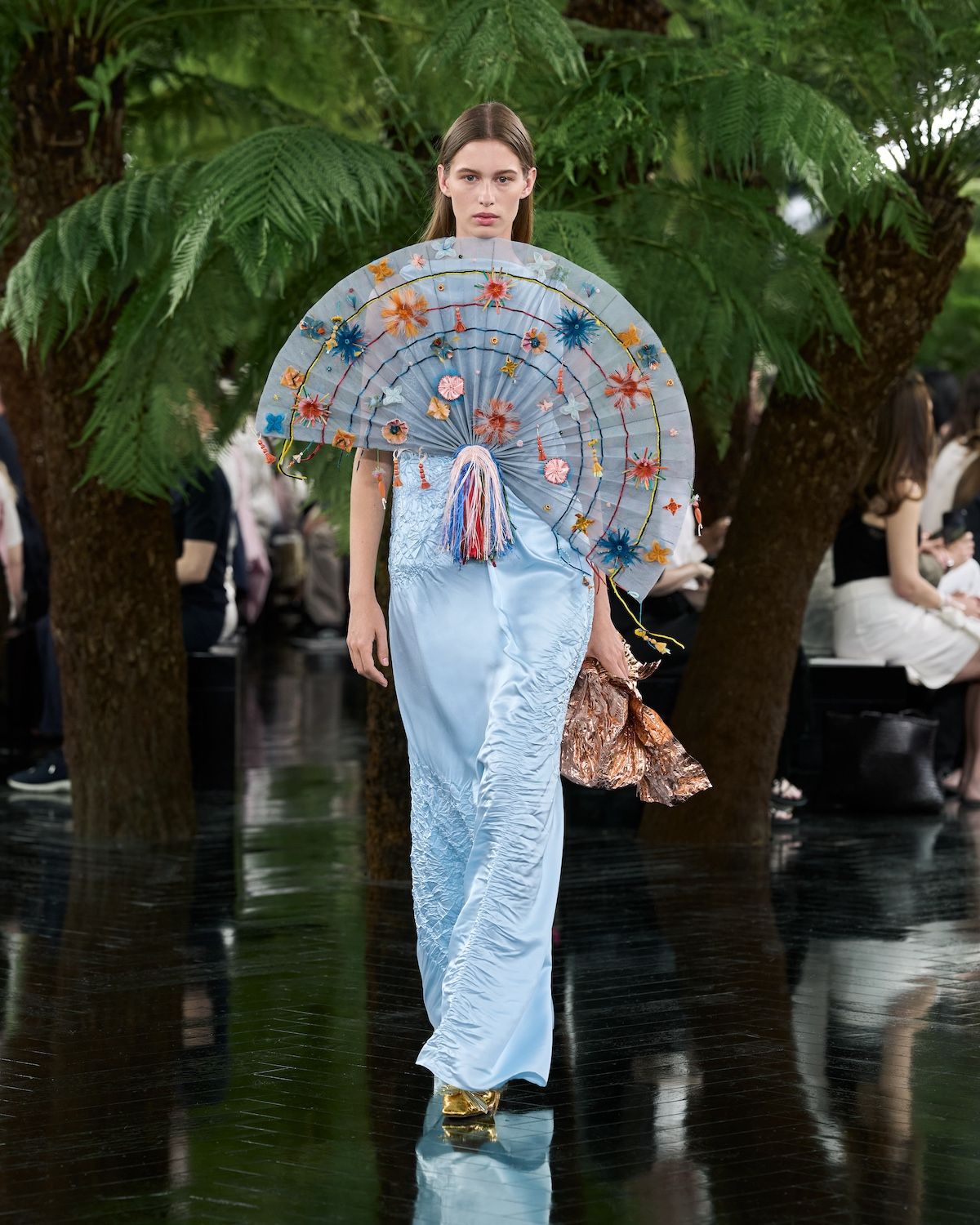 La mode se prépare aussi à l'Odyssée De Jonathan Anderson à Zendaya, les sculptures sont partout | Image 627074