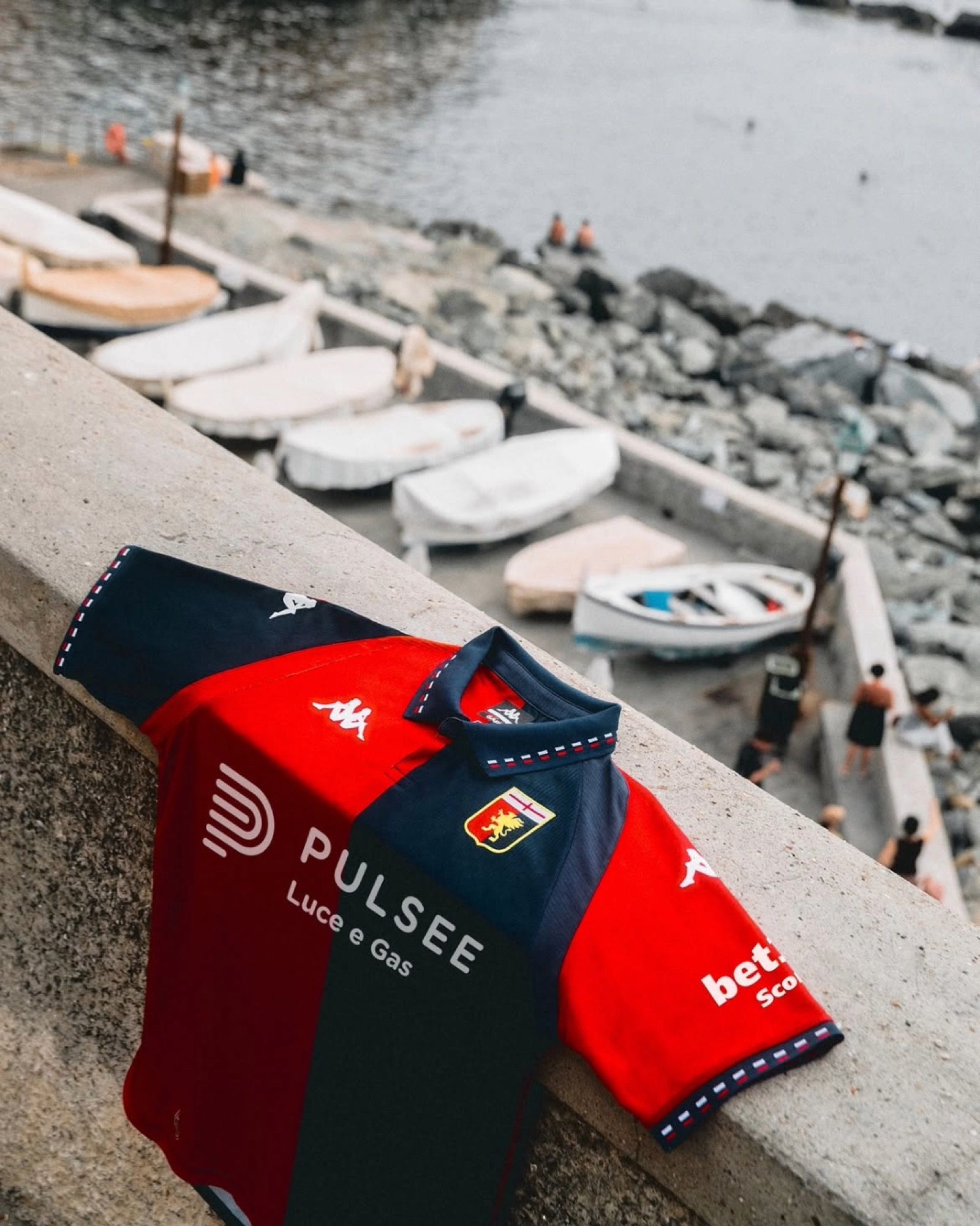 La nuova maglia home del Genoa prende ispirazione da Anfield «You’ll Never Run Alone»