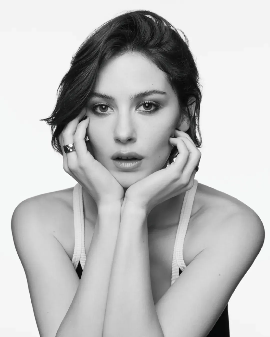Gracie Abrams is the face of COCO MADEMOISELLE CRUSH ABSOLU The American singer-songwriter embodies the natural elegance of the new CHANEL fragrance