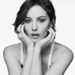 Gracie Abrams est l'égérie de COCO MADEMOISELLE CRUSH ABSOLU La chanteuse et auteure-compositrice américaine incarne l'élégance naturelle du nouveau parfum CHANEL