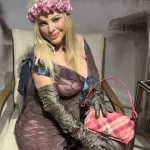 La nouvelle campagne de Vivienne Westwood explore le punk italien avec Ilona Staller Juergen Teller l'a photographiée dans le showroom de Belloni, une entreprise lombarde de mobilier vieille de plusieurs siècles