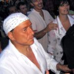 L'Italia è ancora ferma alla Berlusconi Summer Un mondo di bandane, camicie bianche e serenate con Apicella