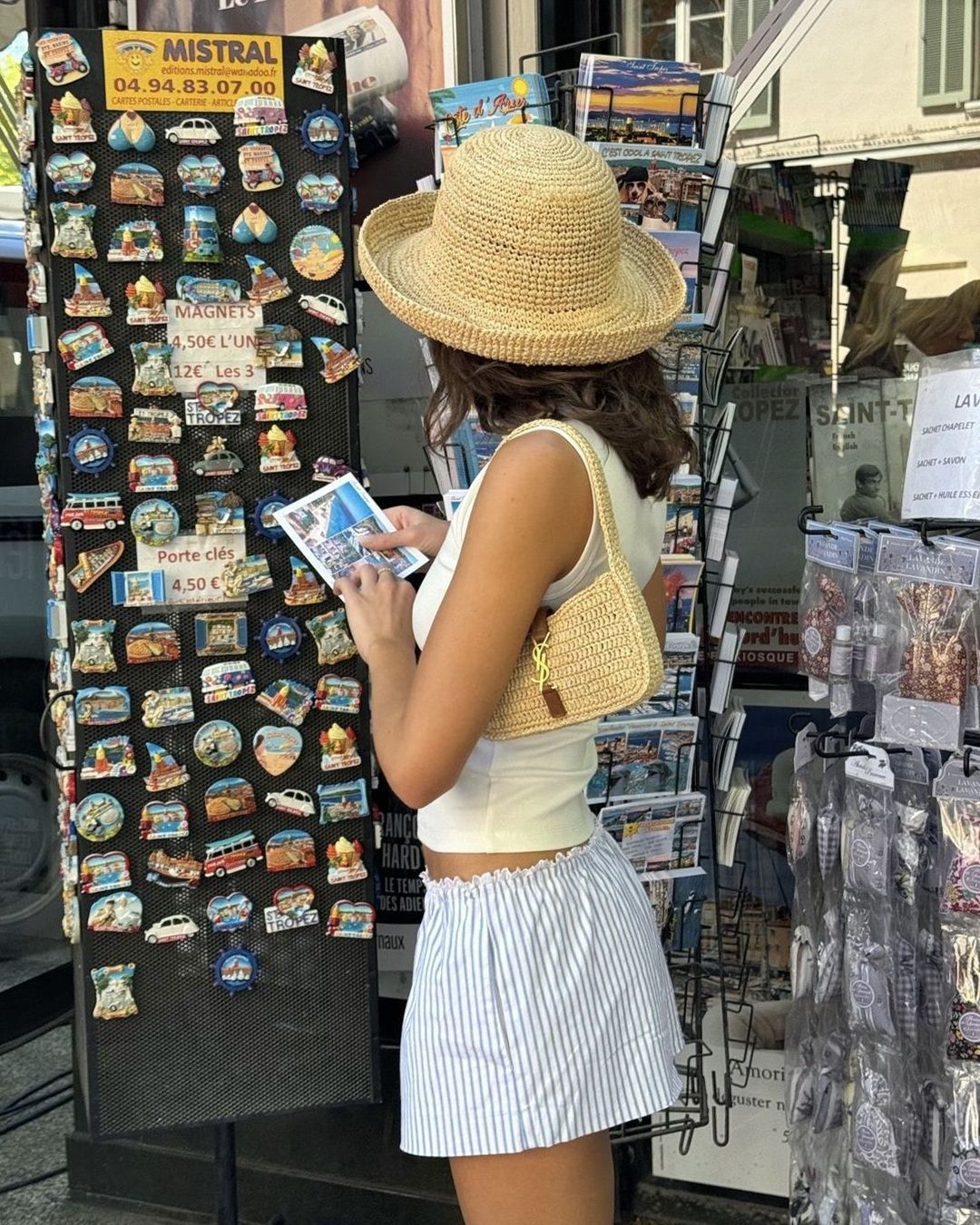Perché compriamo sempre un prodotto beauty in vacanza?       Profumi e prodotti per la cura della pelle spesso diventano i ricordi più significativi di un viaggio